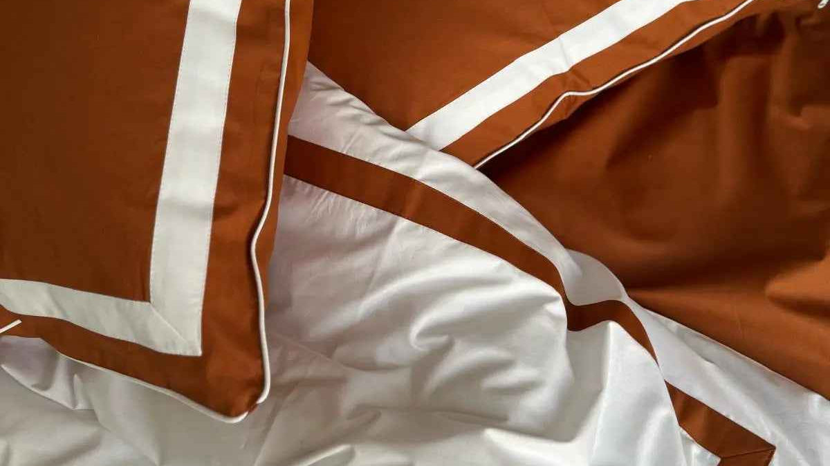 Pościel nowoczesna do sypialni – jakie materiały i kolory wybrać?