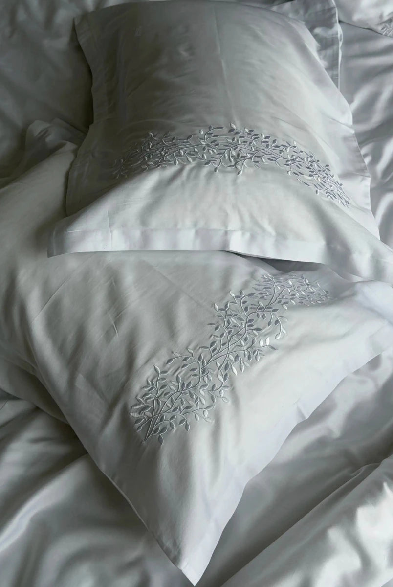 Pościel satynowa haftowana z merceryzowanej bawełny tureckiej 140 g/m² – biała z haftem gałązek | Kolekcja Haftowana Wivanco Bedding