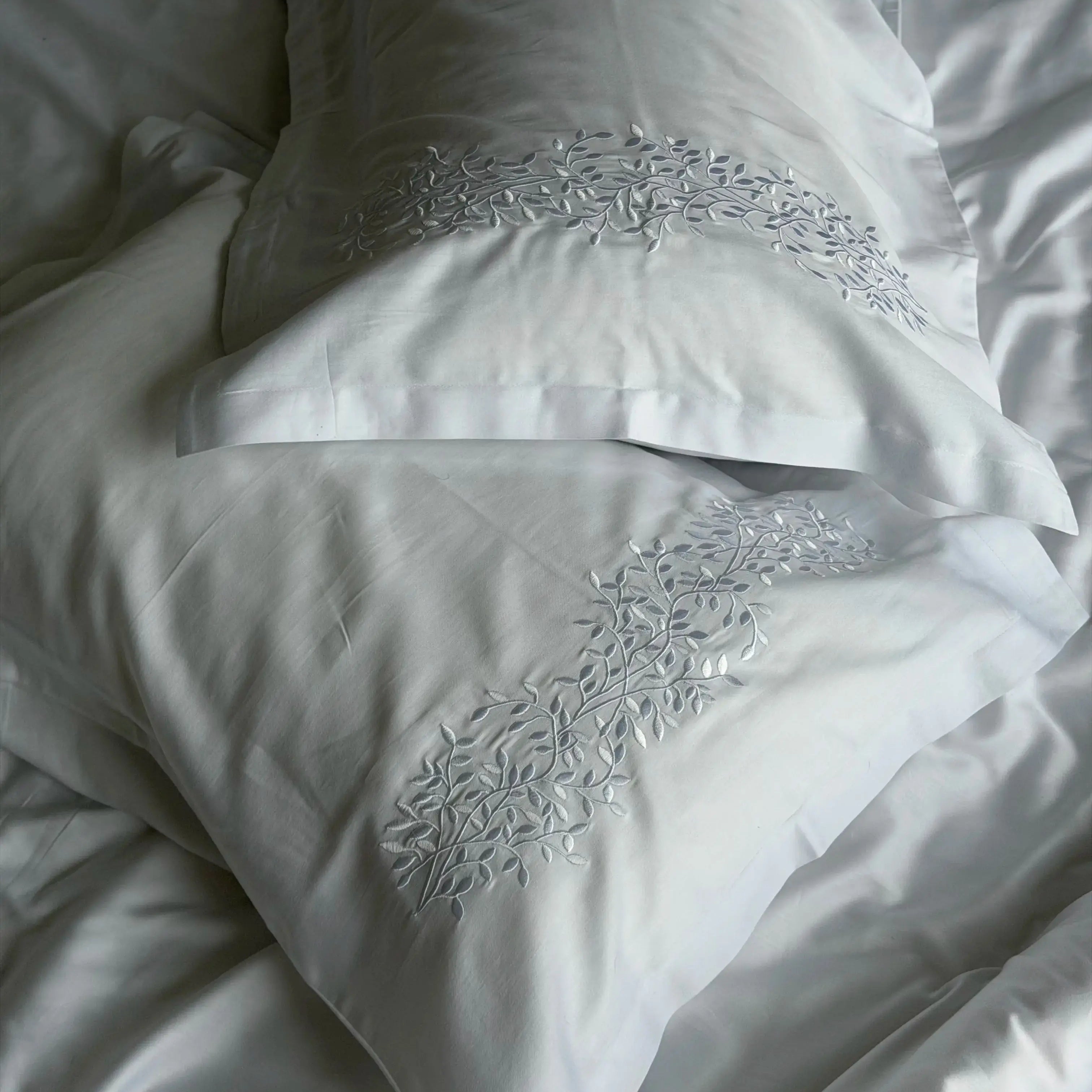 Pościel satynowa haftowana z merceryzowanej bawełny tureckiej 140 g/m² – biała z haftem gałązek | Kolekcja Haftowana Wivanco Bedding