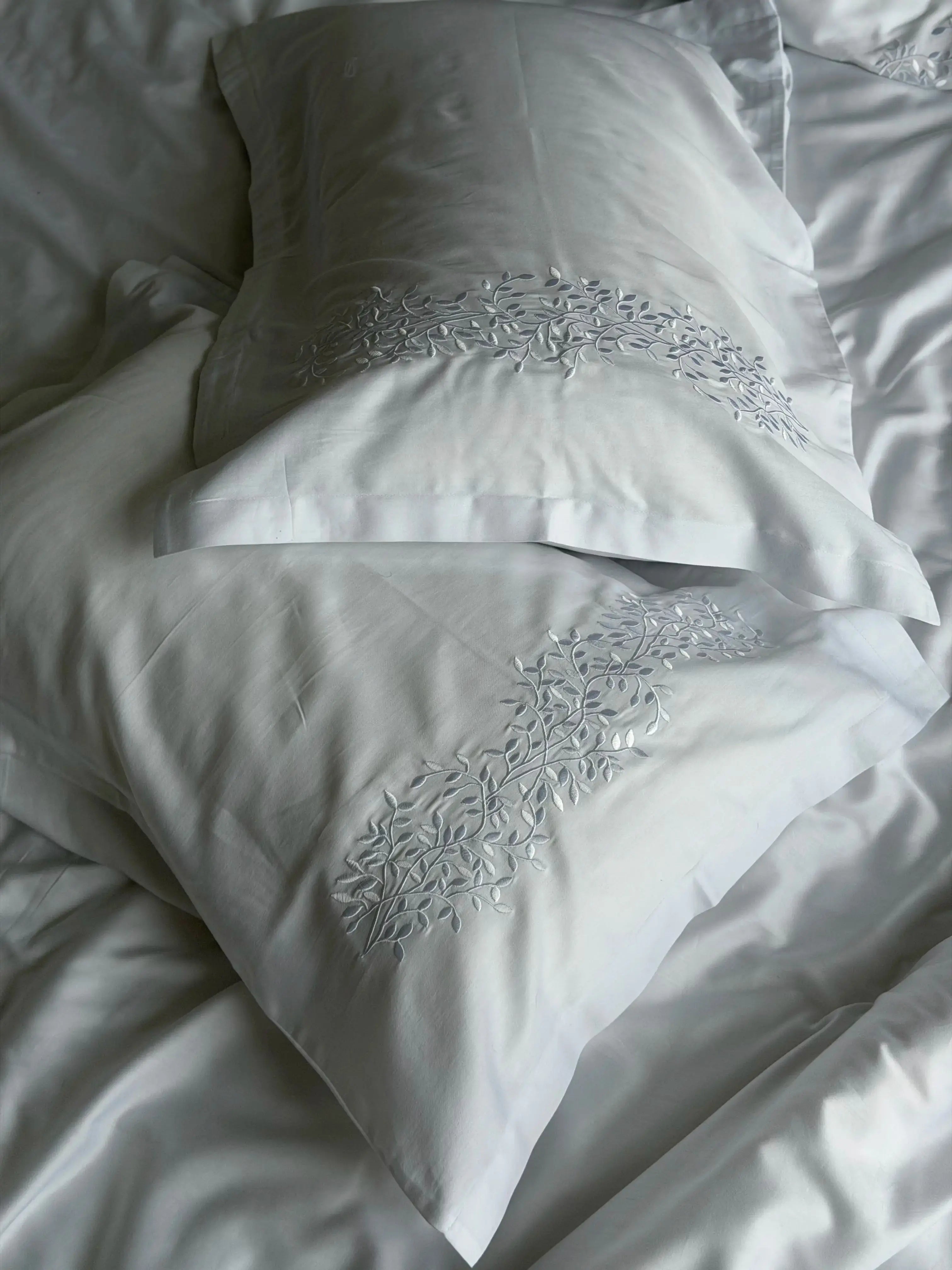 Pościel satynowa haftowana z merceryzowanej bawełny tureckiej 140 g/m² – biała z haftem gałązek | Kolekcja Haftowana Wivanco Bedding