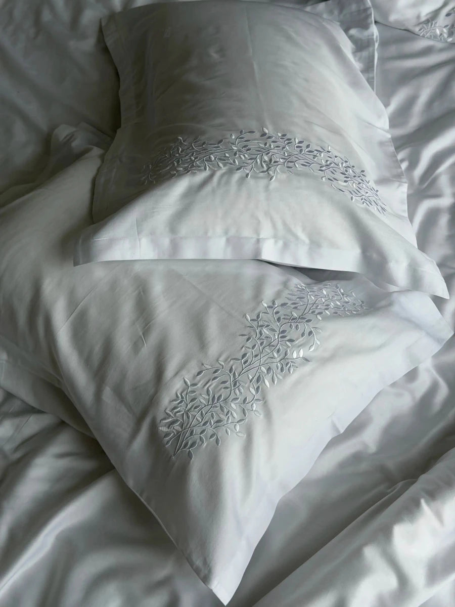 Pościel satynowa haftowana z merceryzowanej bawełny tureckiej 140 g/m² – biała z haftem gałązek | Kolekcja Haftowana Wivanco Bedding