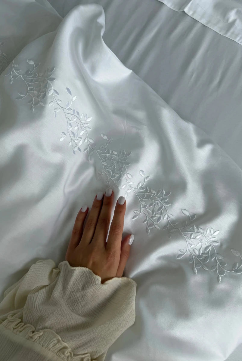 Pościel satynowa haftowana z merceryzowanej bawełny tureckiej 140 g/m² – biała z haftem gałązek | Kolekcja Haftowana Wivanco Bedding