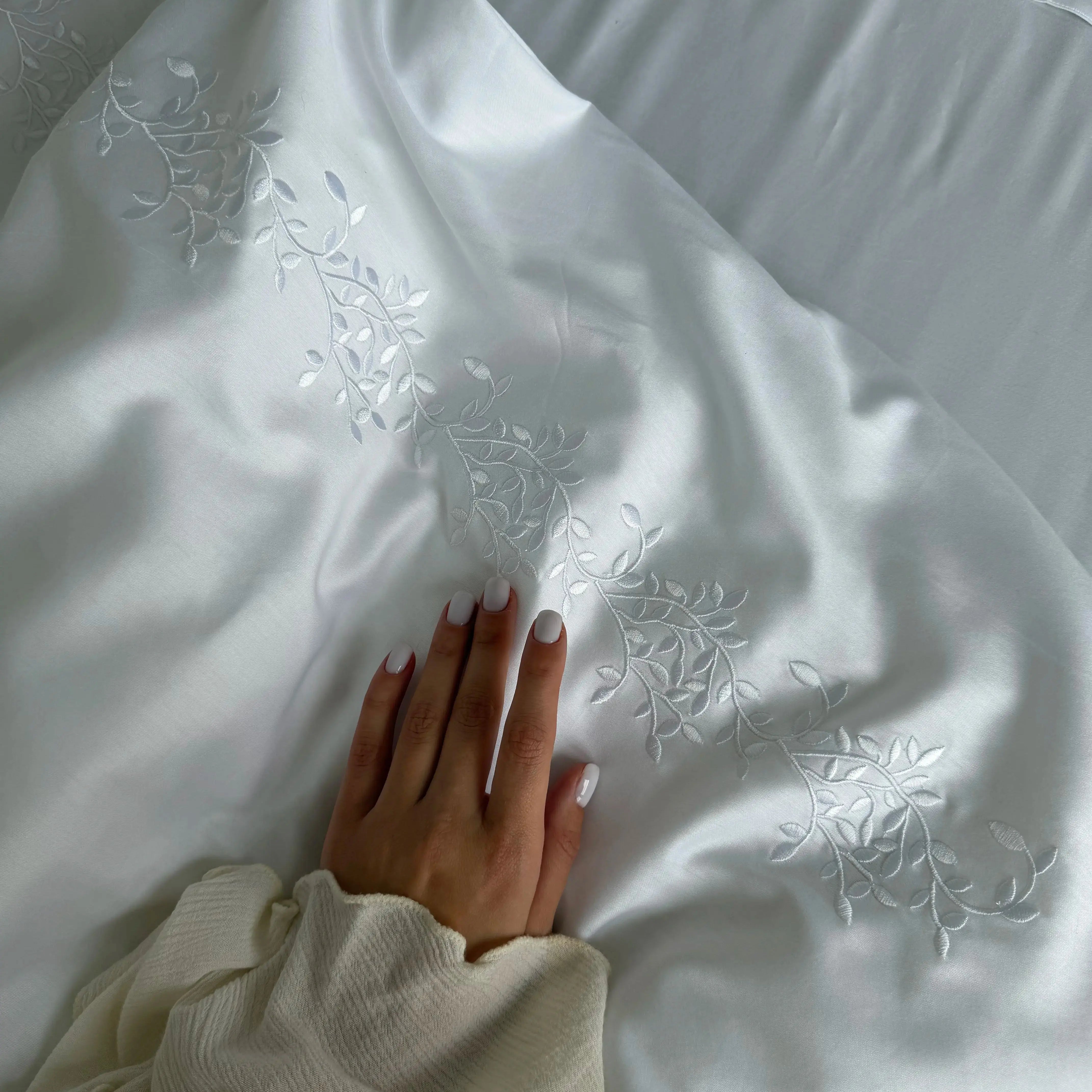 Pościel satynowa haftowana z merceryzowanej bawełny tureckiej 140 g/m² – biała z haftem gałązek | Kolekcja Haftowana Wivanco Bedding