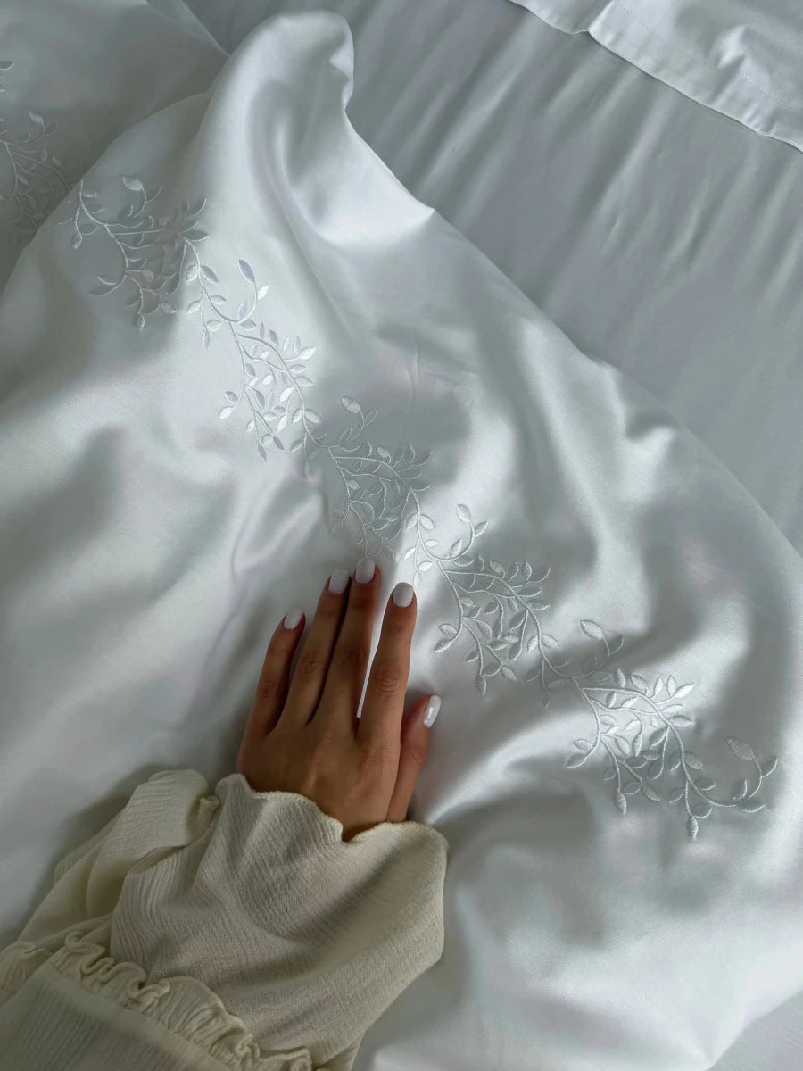 Pościel satynowa haftowana z merceryzowanej bawełny tureckiej 140 g/m² – biała z haftem gałązek | Kolekcja Haftowana Wivanco Bedding