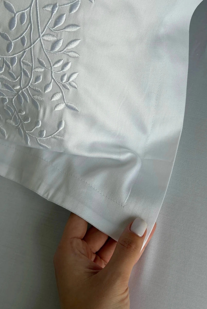 Pościel satynowa haftowana z merceryzowanej bawełny tureckiej 140 g/m² – biała z haftem gałązek | Kolekcja Haftowana Wivanco Bedding