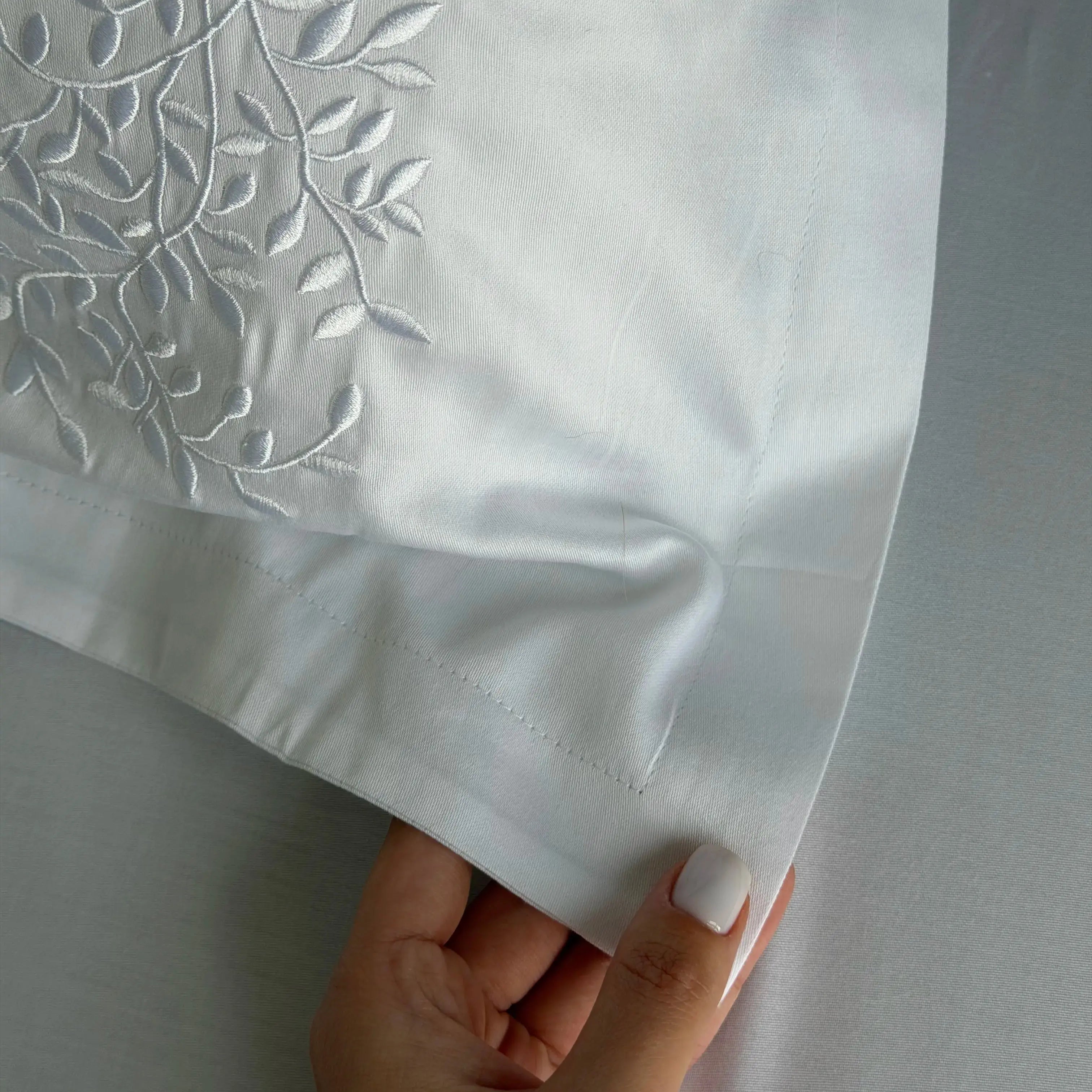 Pościel satynowa haftowana z merceryzowanej bawełny tureckiej 140 g/m² – biała z haftem gałązek | Kolekcja Haftowana Wivanco Bedding