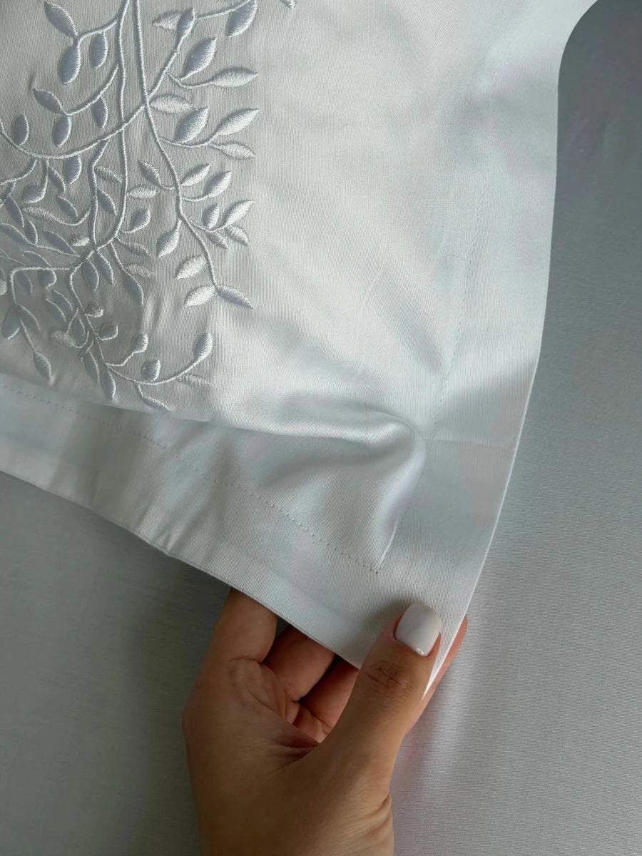 Pościel satynowa haftowana z merceryzowanej bawełny tureckiej 140 g/m² – biała z haftem gałązek | Kolekcja Haftowana Wivanco Bedding