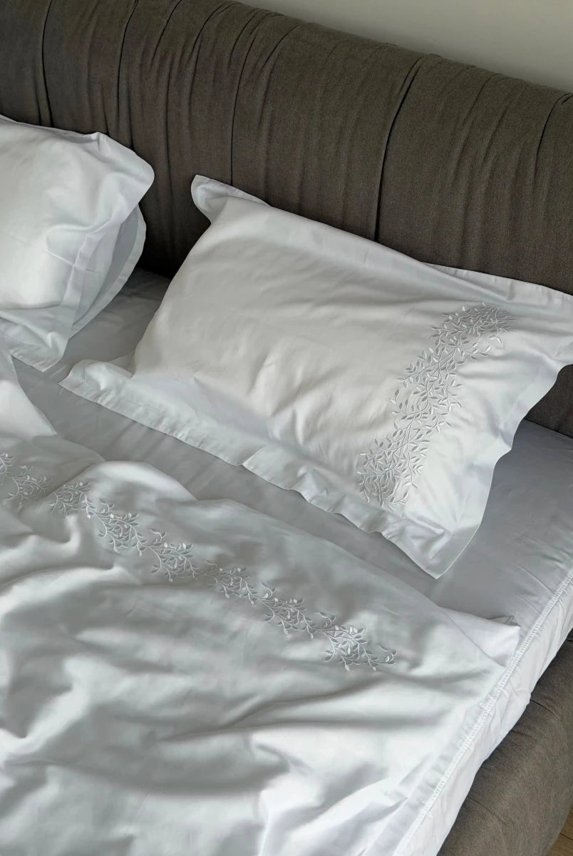 Pościel satynowa haftowana z merceryzowanej bawełny tureckiej 140 g/m² – biała z haftem gałązek | Kolekcja Haftowana Wivanco Bedding