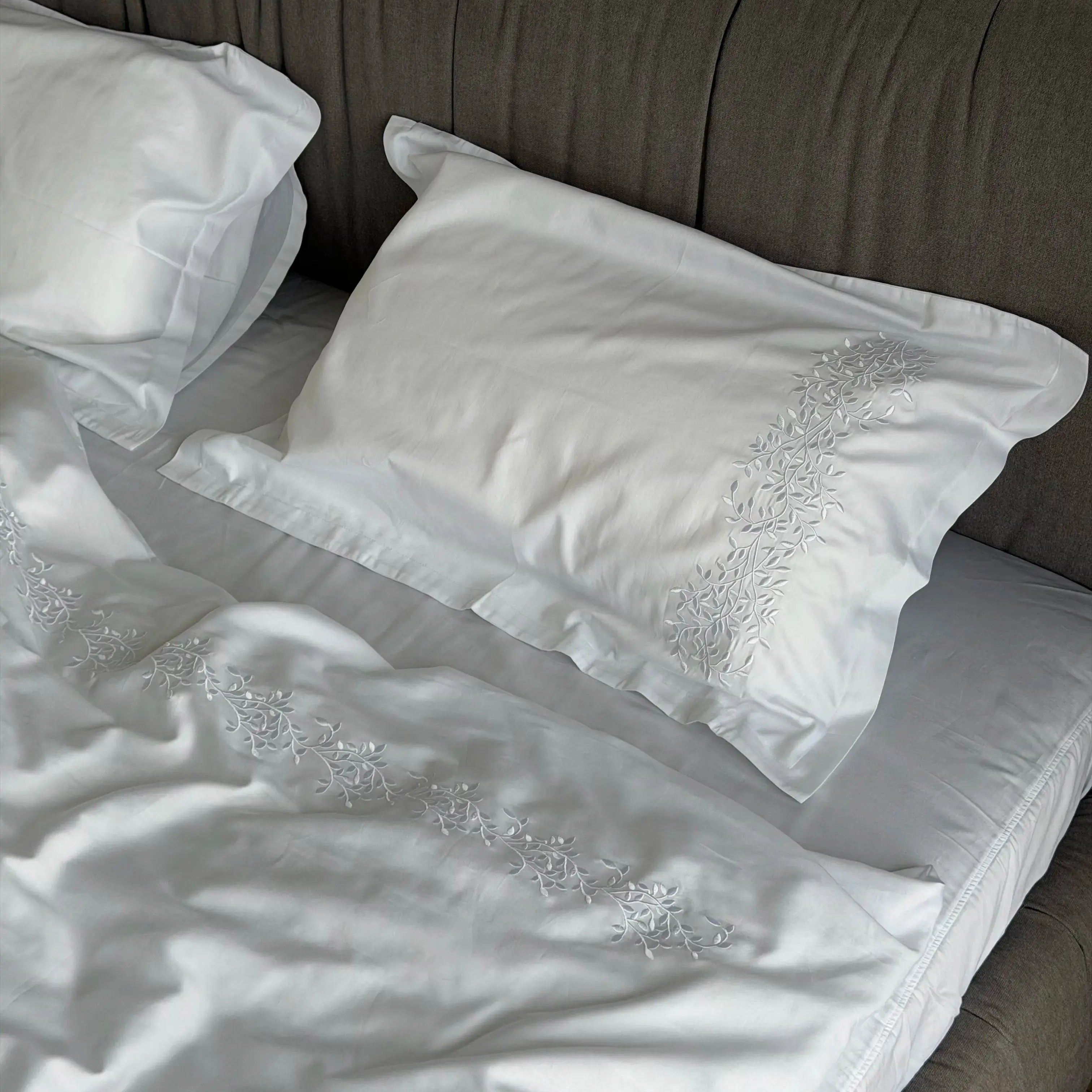 Pościel satynowa haftowana z merceryzowanej bawełny tureckiej 140 g/m² – biała z haftem gałązek | Kolekcja Haftowana Wivanco Bedding