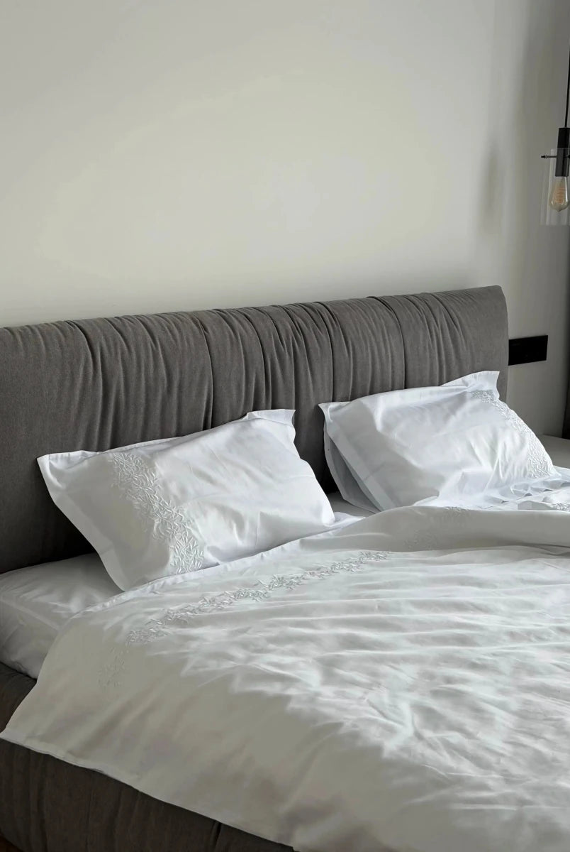 Pościel satynowa haftowana z merceryzowanej bawełny tureckiej 140 g/m² – biała z haftem gałązek | Kolekcja Haftowana Wivanco Bedding