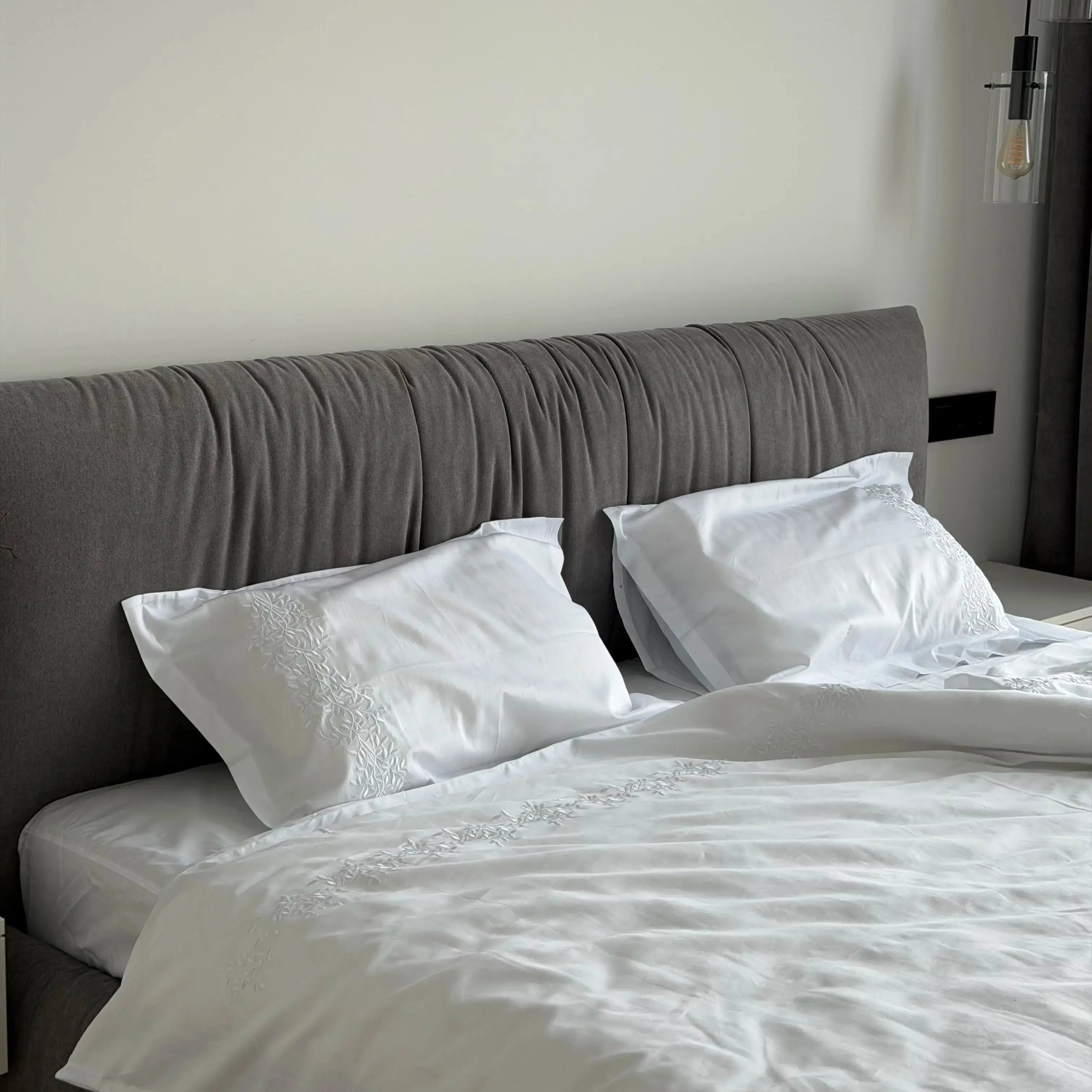 Pościel satynowa haftowana z merceryzowanej bawełny tureckiej 140 g/m² – biała z haftem gałązek | Kolekcja Haftowana Wivanco Bedding