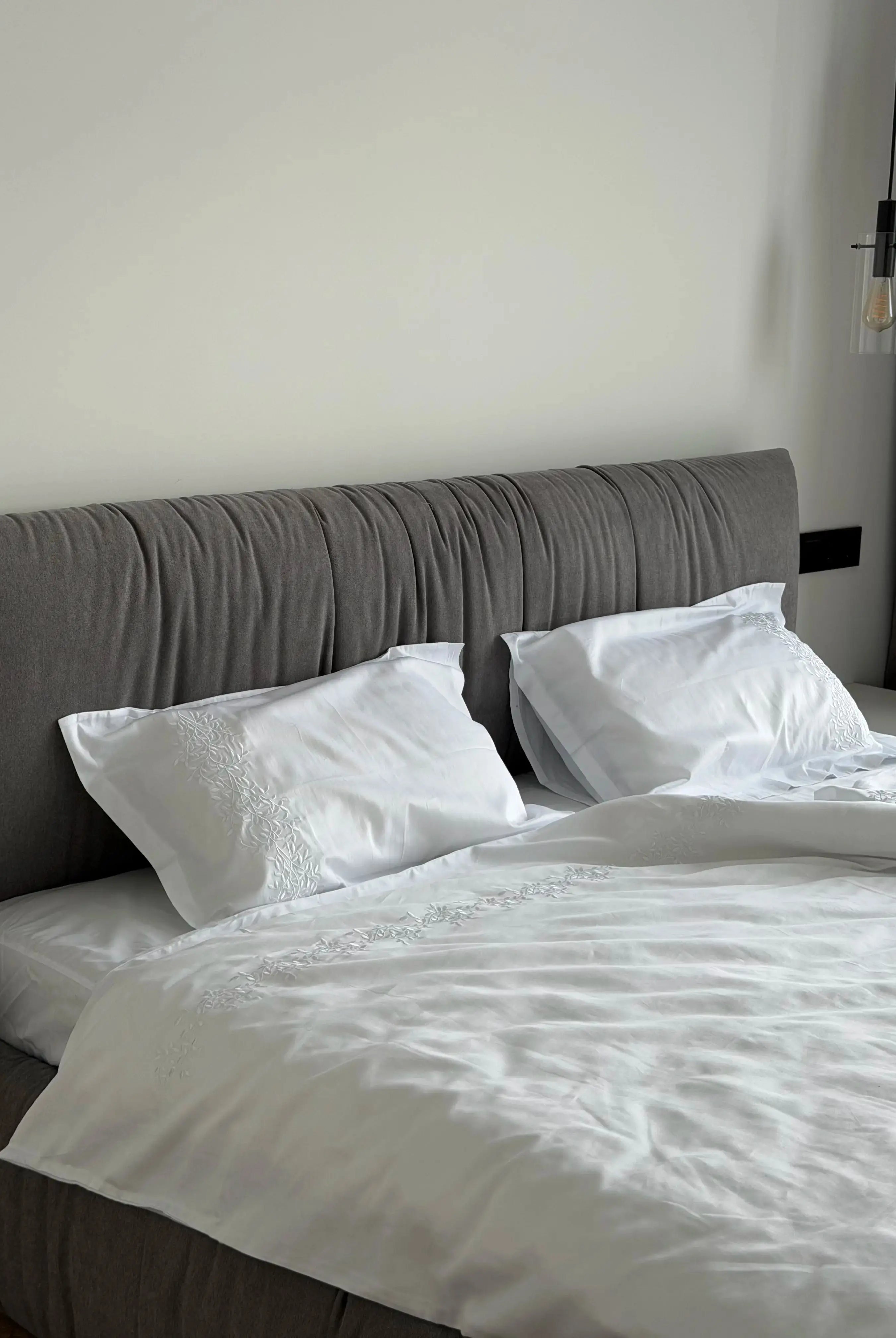 Pościel satynowa haftowana z merceryzowanej bawełny tureckiej 140 g/m² – biała z haftem gałązek | Kolekcja Haftowana Wivanco Bedding