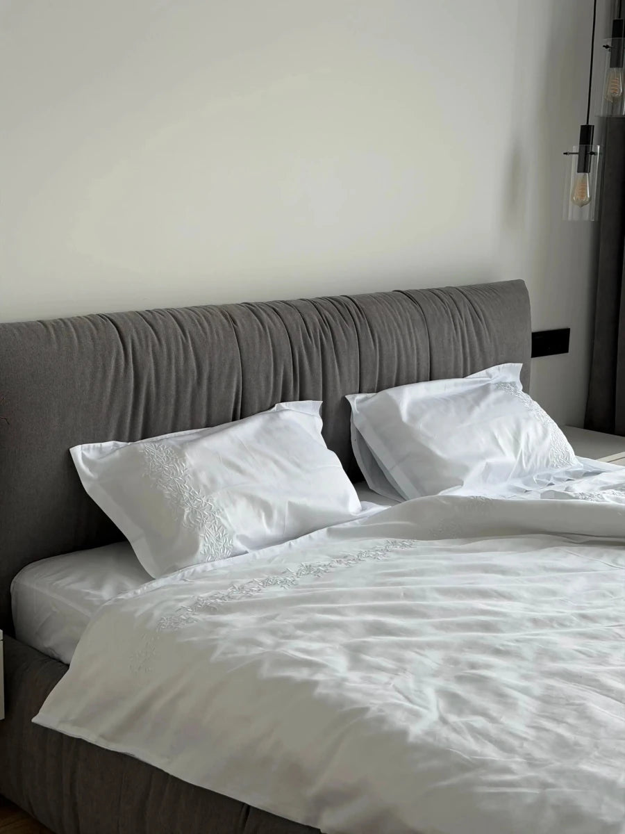 Pościel satynowa haftowana z merceryzowanej bawełny tureckiej 140 g/m² – biała z haftem gałązek | Kolekcja Haftowana Wivanco Bedding