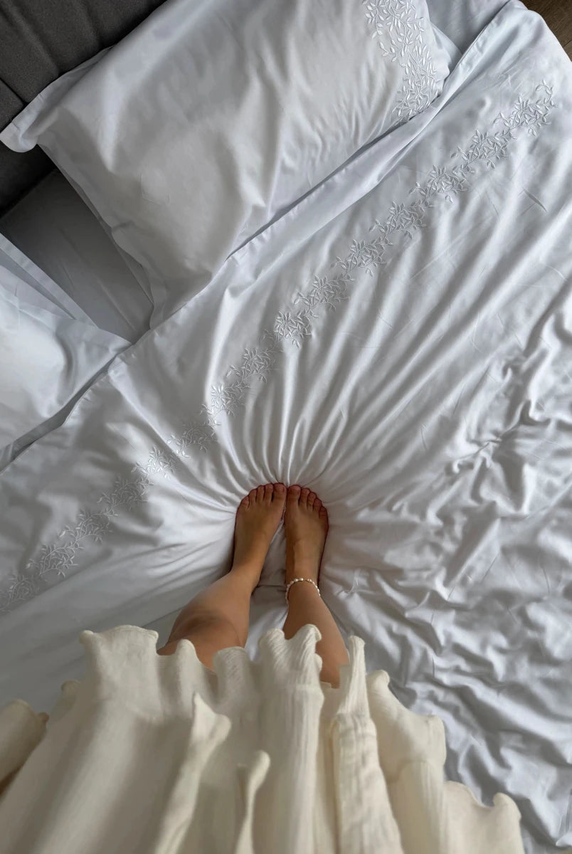 Pościel satynowa haftowana z merceryzowanej bawełny tureckiej 140 g/m² – biała z haftem gałązek | Kolekcja Haftowana Wivanco Bedding