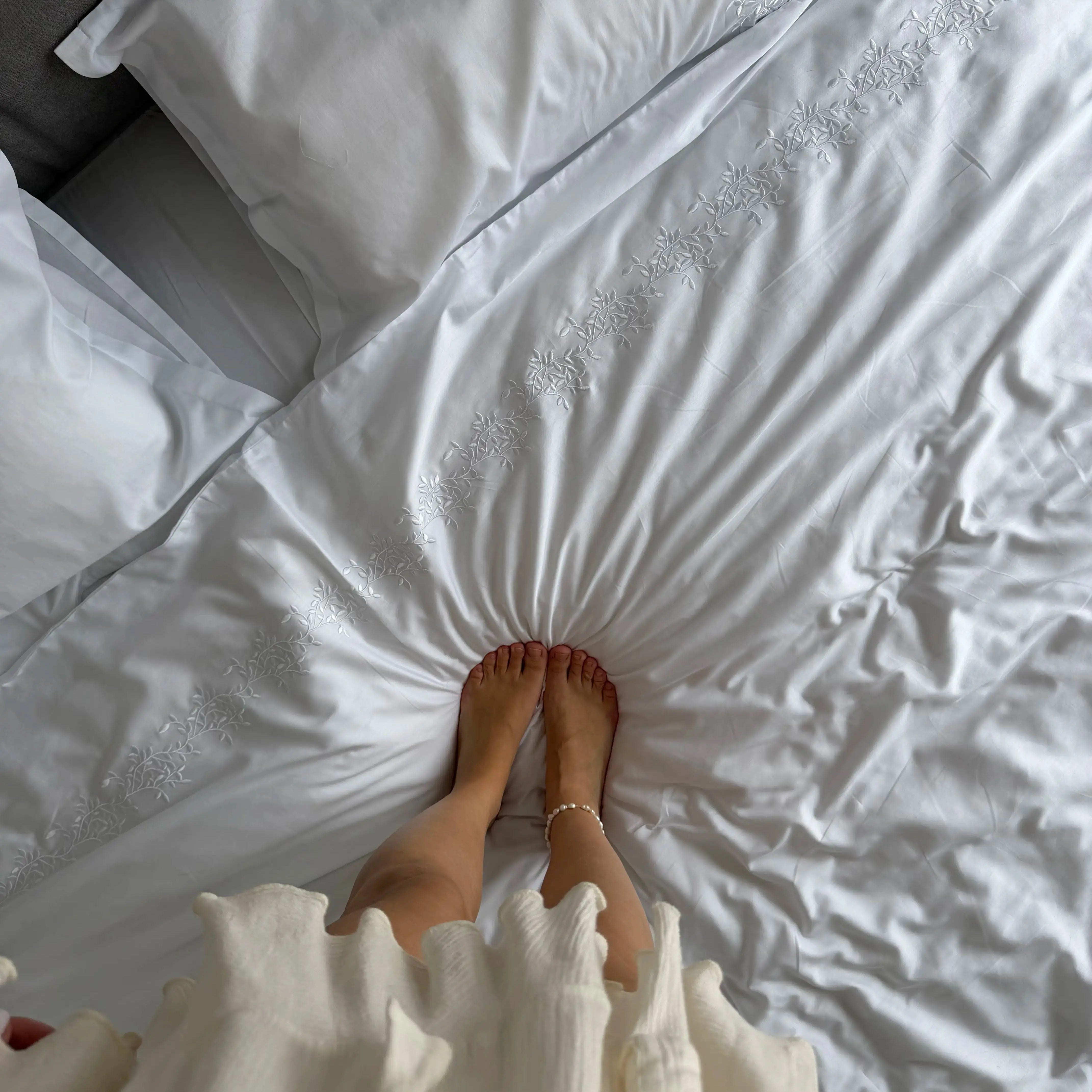 Pościel satynowa haftowana z merceryzowanej bawełny tureckiej 140 g/m² – biała z haftem gałązek | Kolekcja Haftowana Wivanco Bedding