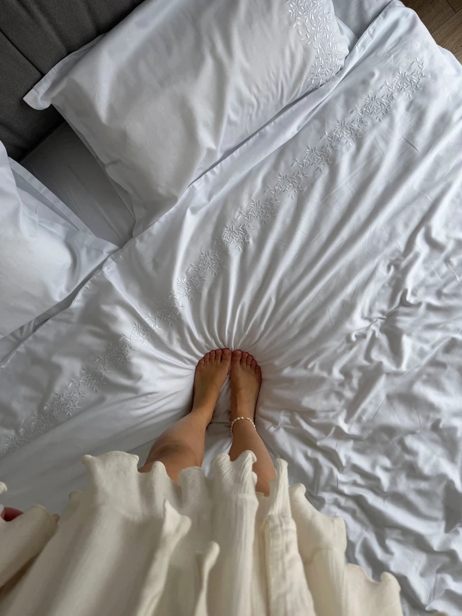 Pościel satynowa haftowana z merceryzowanej bawełny tureckiej 140 g/m² – biała z haftem gałązek | Kolekcja Haftowana Wivanco Bedding