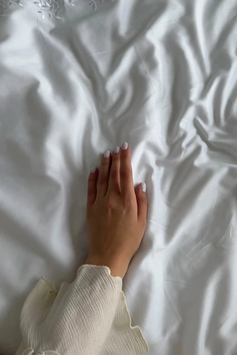 Pościel satynowa haftowana z merceryzowanej bawełny tureckiej 140 g/m² – biała z haftem gałązek | Kolekcja Haftowana Wivanco Bedding