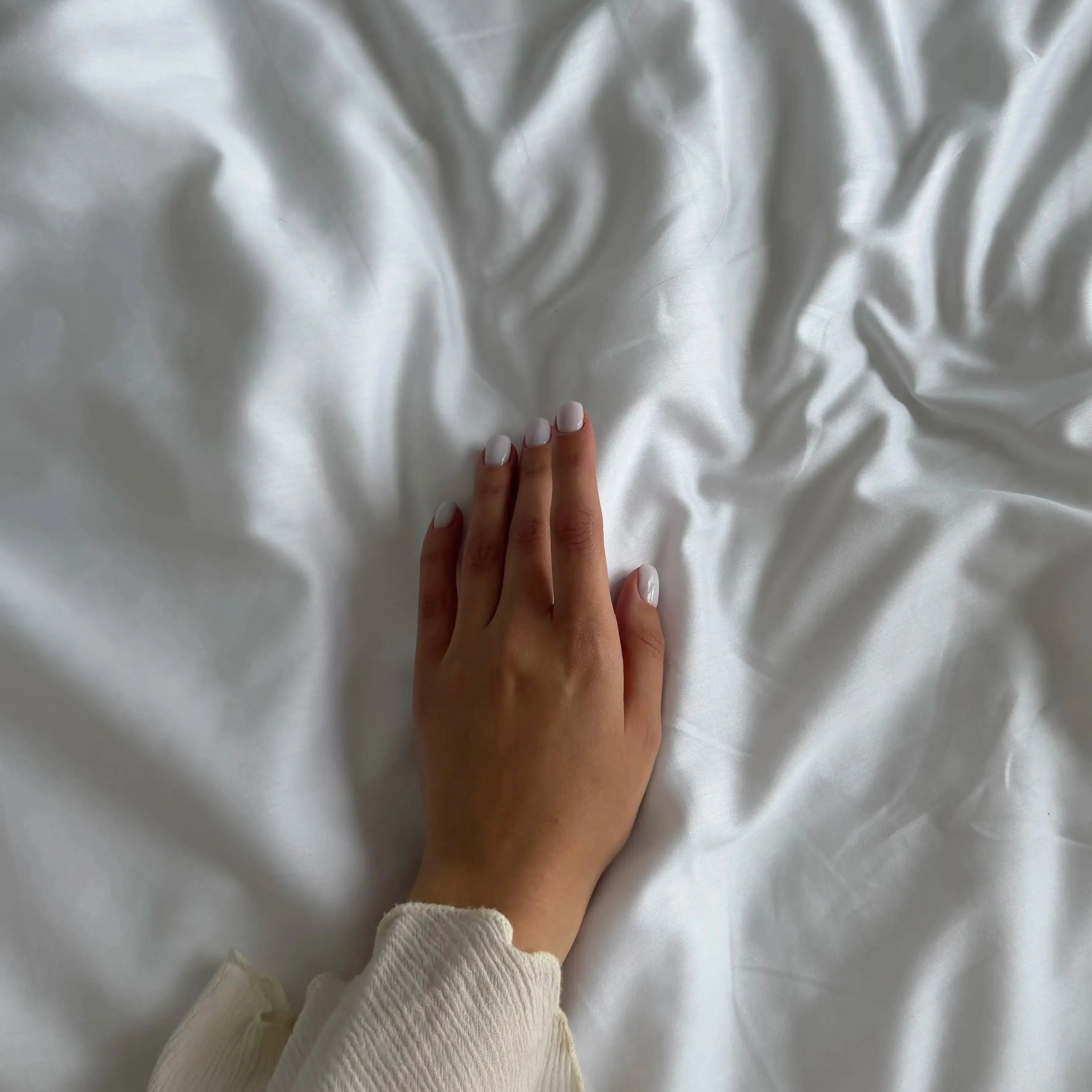 Pościel satynowa haftowana z merceryzowanej bawełny tureckiej 140 g/m² – biała z haftem gałązek | Kolekcja Haftowana Wivanco Bedding