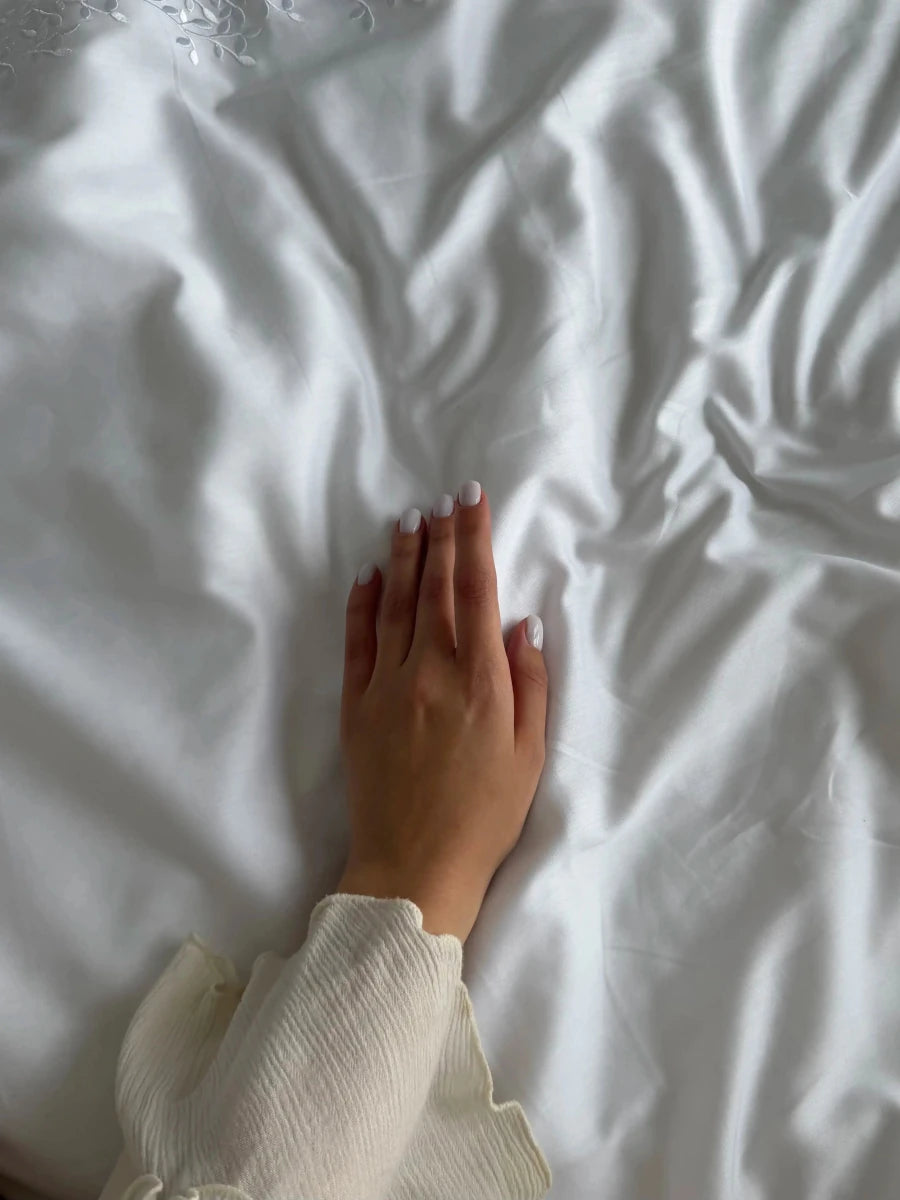 Pościel satynowa haftowana z merceryzowanej bawełny tureckiej 140 g/m² – biała z haftem gałązek | Kolekcja Haftowana Wivanco Bedding