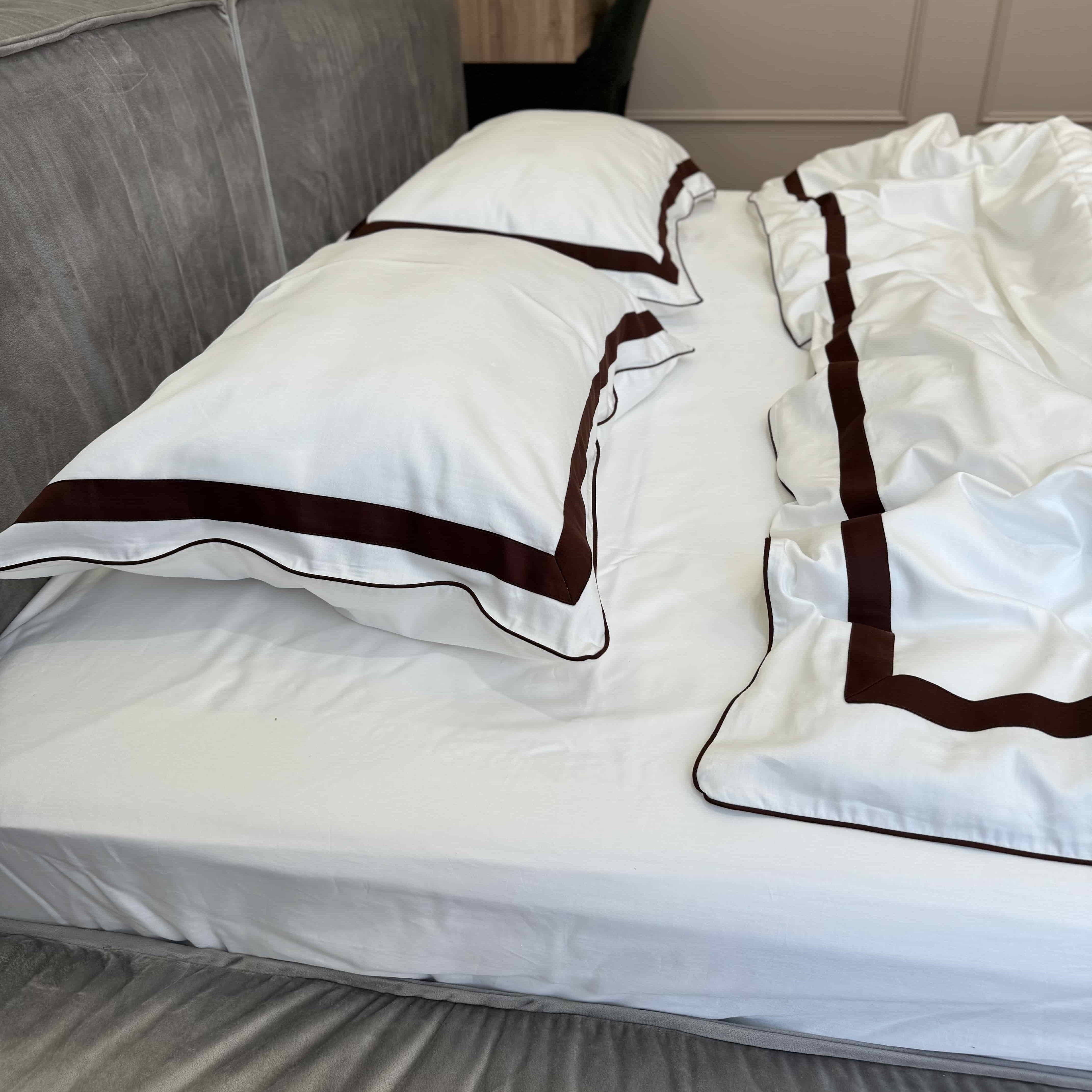 pościel czekoladowa z białą lamówką