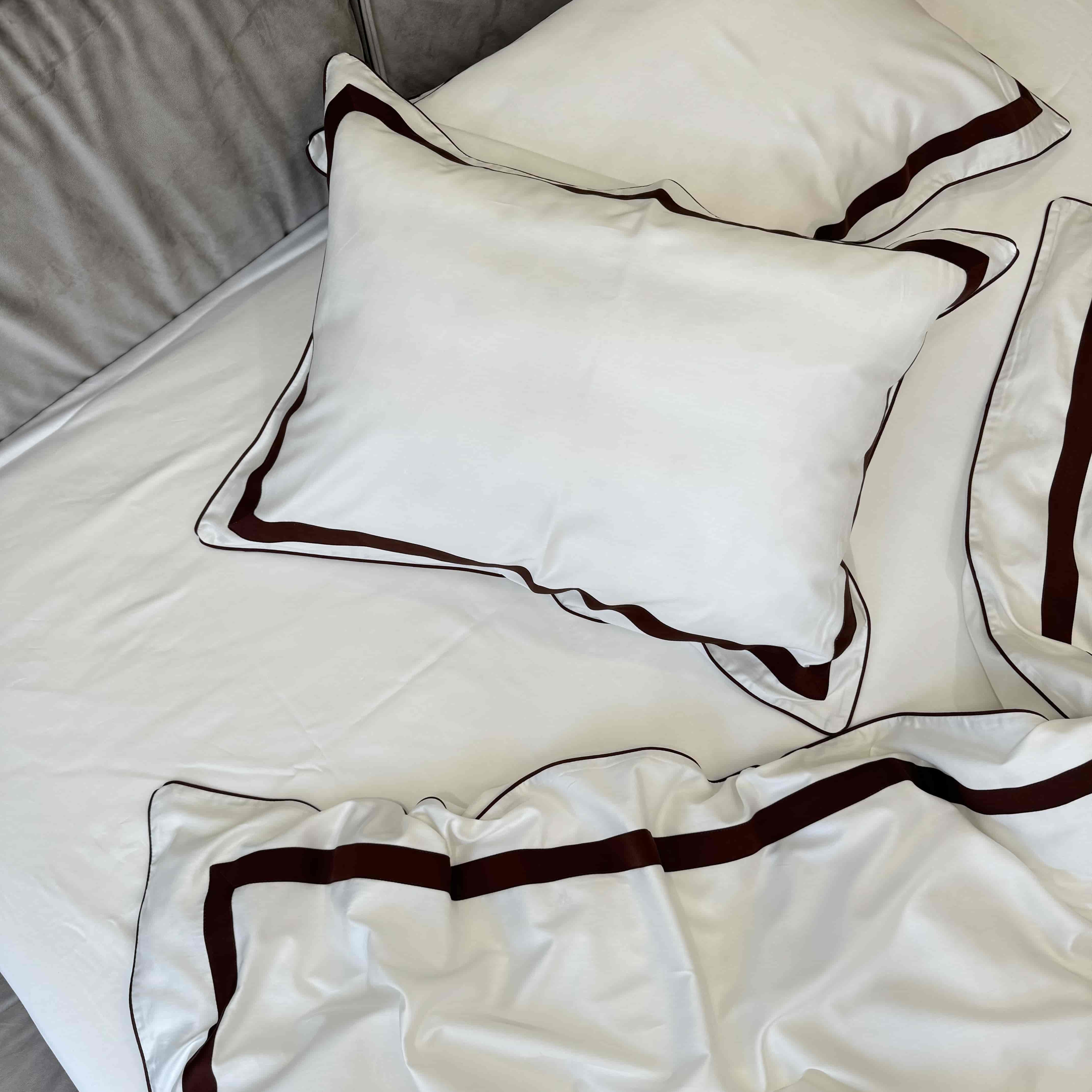 pościel czekoladowa z białą lamówką