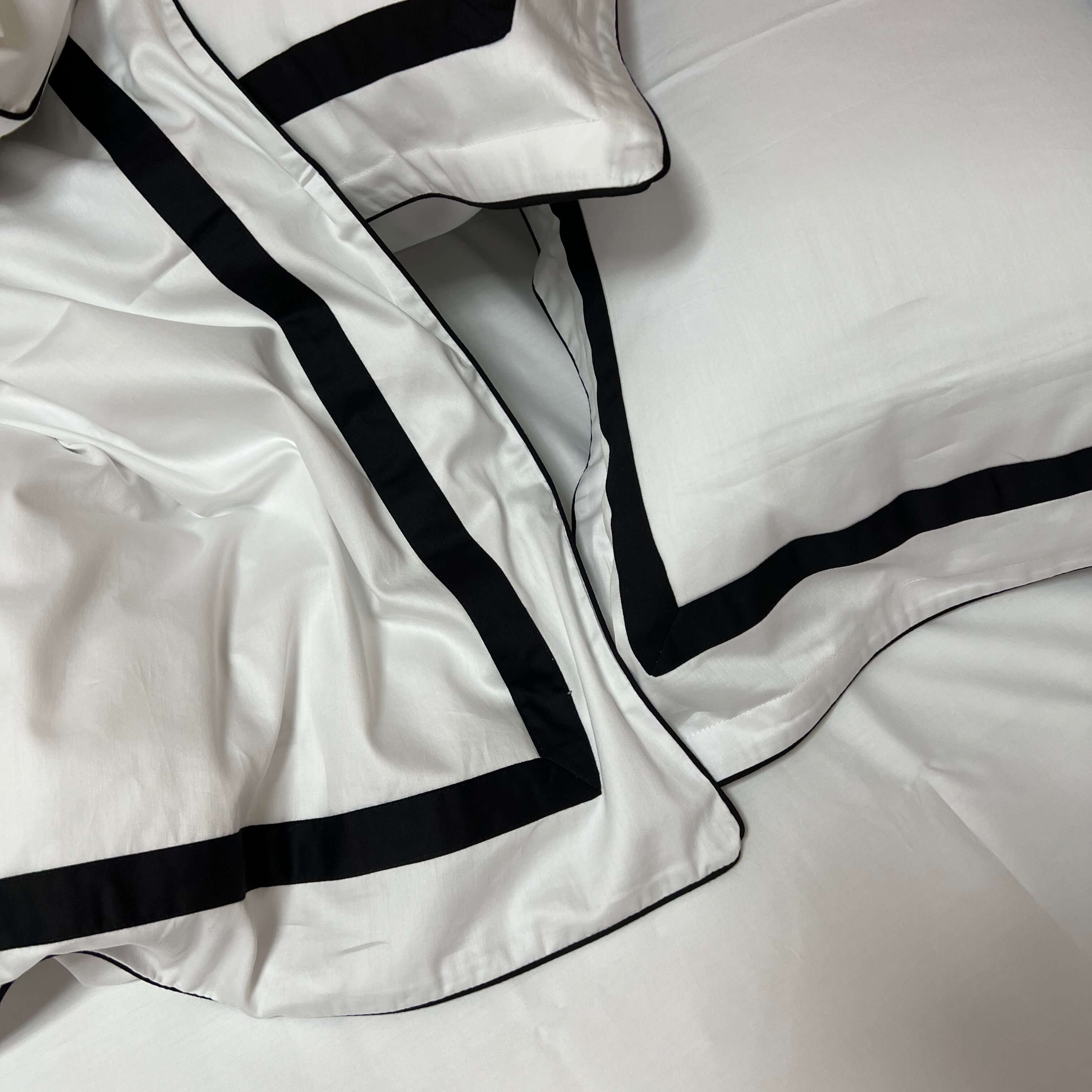 pościel czarna z białą lamówką