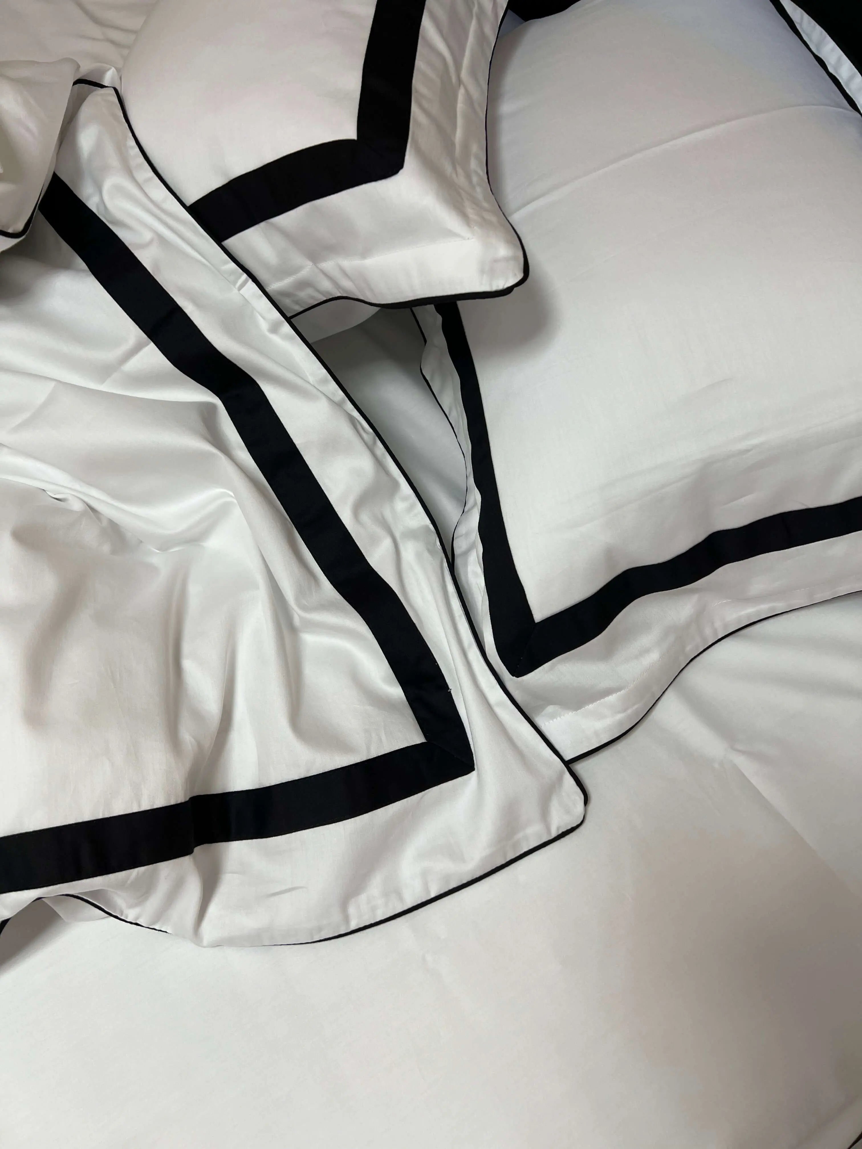 pościel czarna z białą lamówką