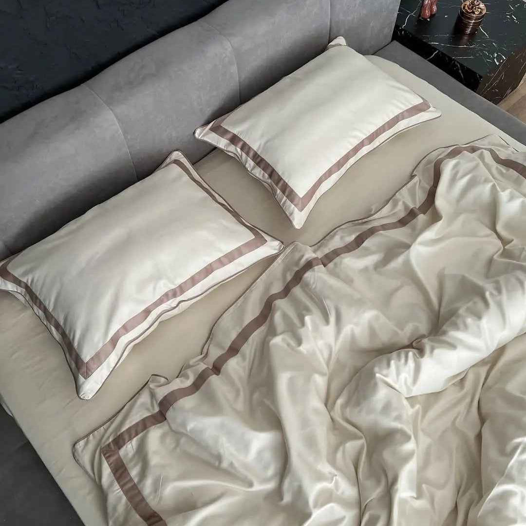 Luksusowa pościel bawełna satynowa Champagne & Kakao od Wivanco – ekskluzywny komplet pościeli z merceryzowanej satyny bawełnianej. Dostępny jako komplet pościeli 160x200, 180x200, 200x200, 200x220 i 220x240 cm, a także pościel szyta na zamówienie idealnie dopasowana do Twojej sypialni.