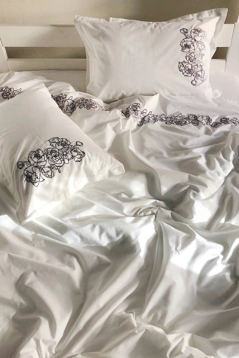 Pościel satynowa haftowana z merceryzowanej bawełny tureckiej 140 g/m² – biała z szarym haftem piwonii | Kolekcja Haftowana Wivanco Bedding