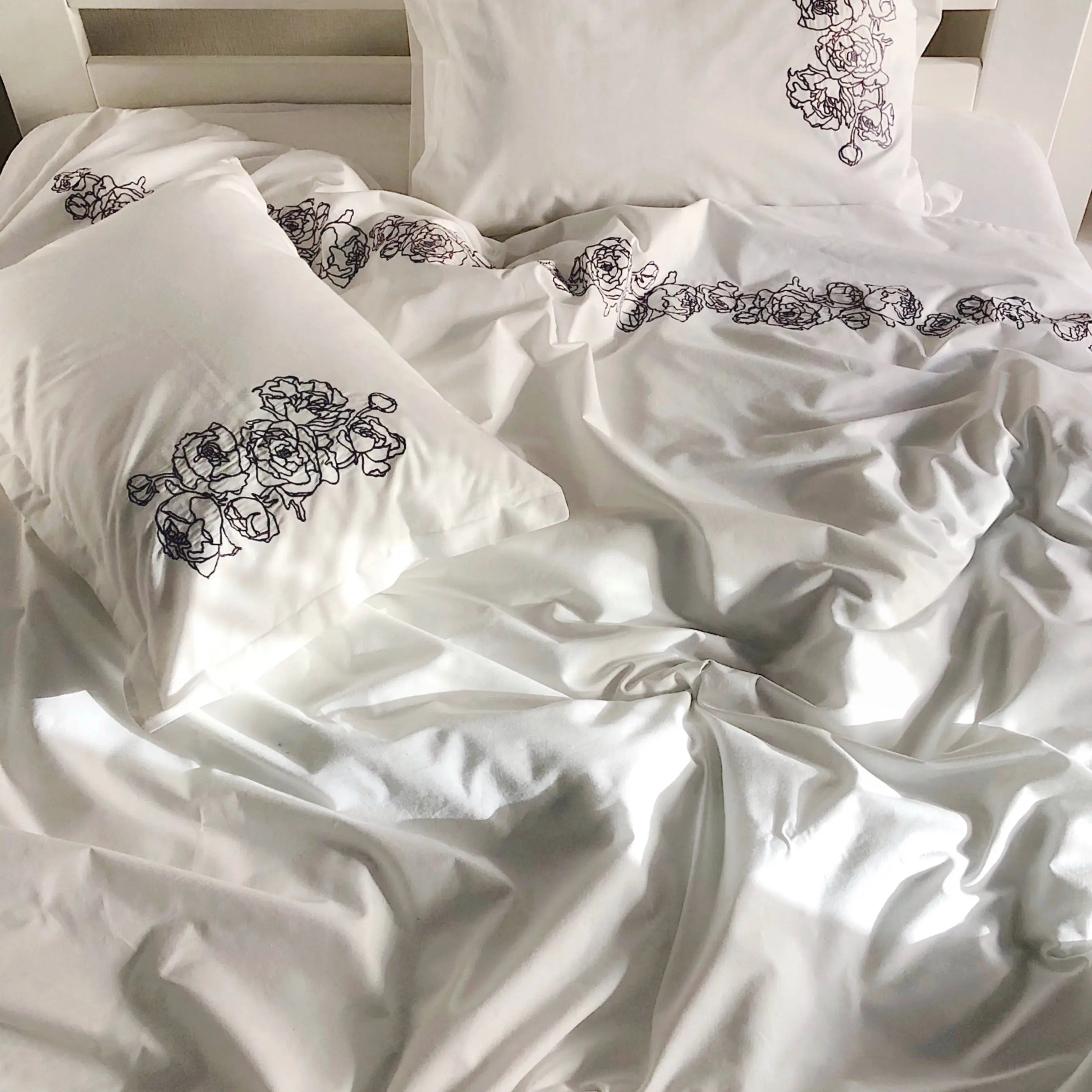 Pościel satynowa haftowana z merceryzowanej bawełny tureckiej 140 g/m² – biała z szarym haftem piwonii | Kolekcja Haftowana Wivanco Bedding