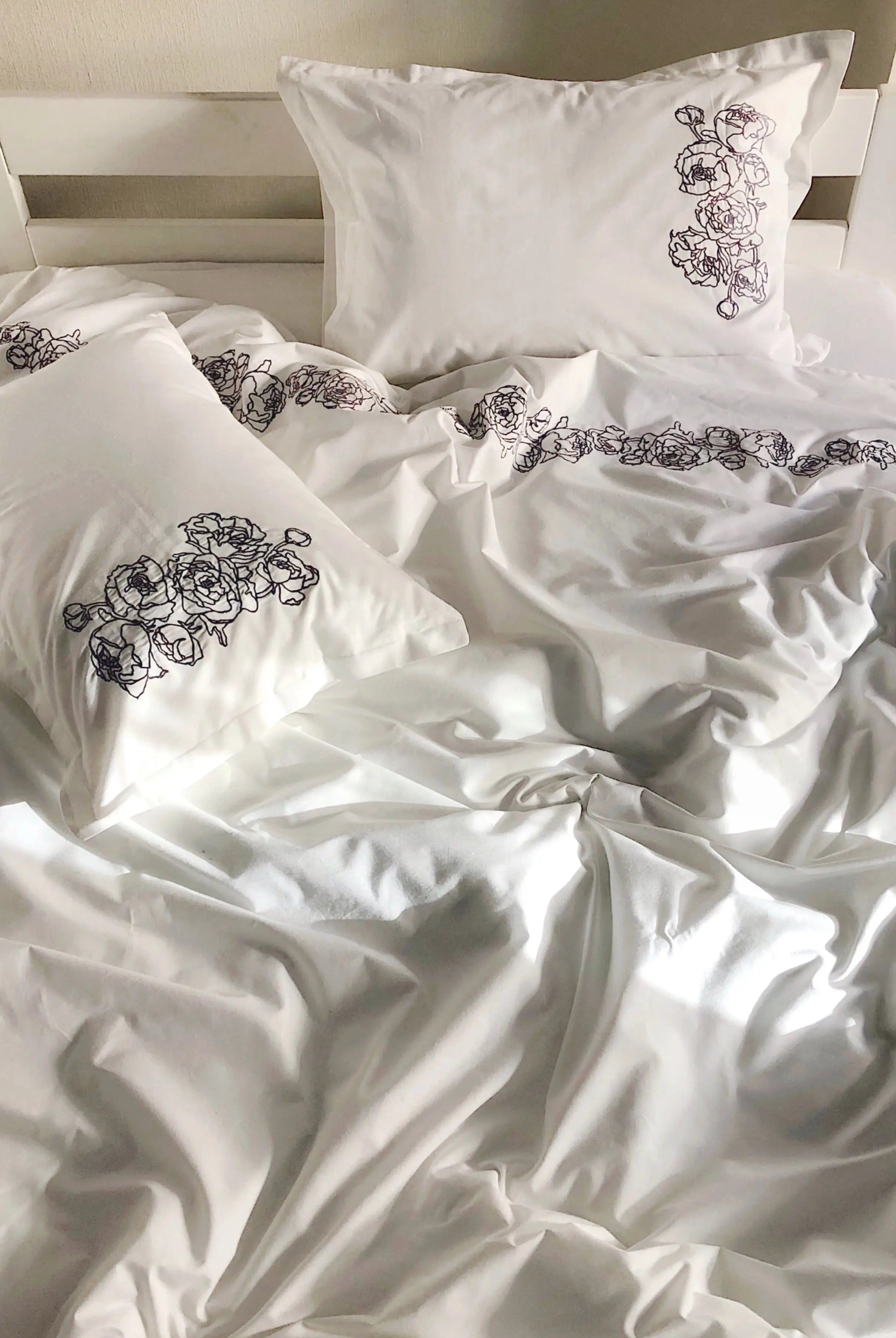 Pościel satynowa haftowana z merceryzowanej bawełny tureckiej 140 g/m² – biała z szarym haftem piwonii | Kolekcja Haftowana Wivanco Bedding