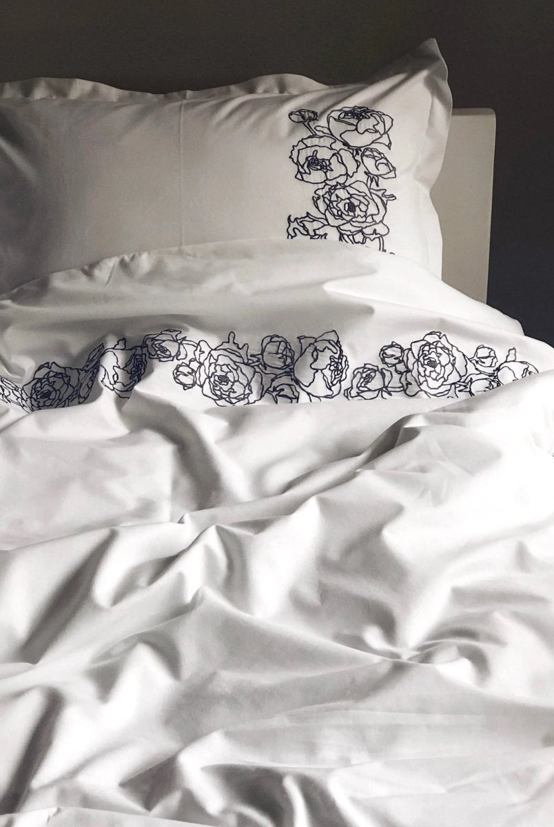 Pościel satynowa haftowana z merceryzowanej bawełny tureckiej 140 g/m² – biała z szarym haftem piwonii | Kolekcja Haftowana Wivanco Bedding