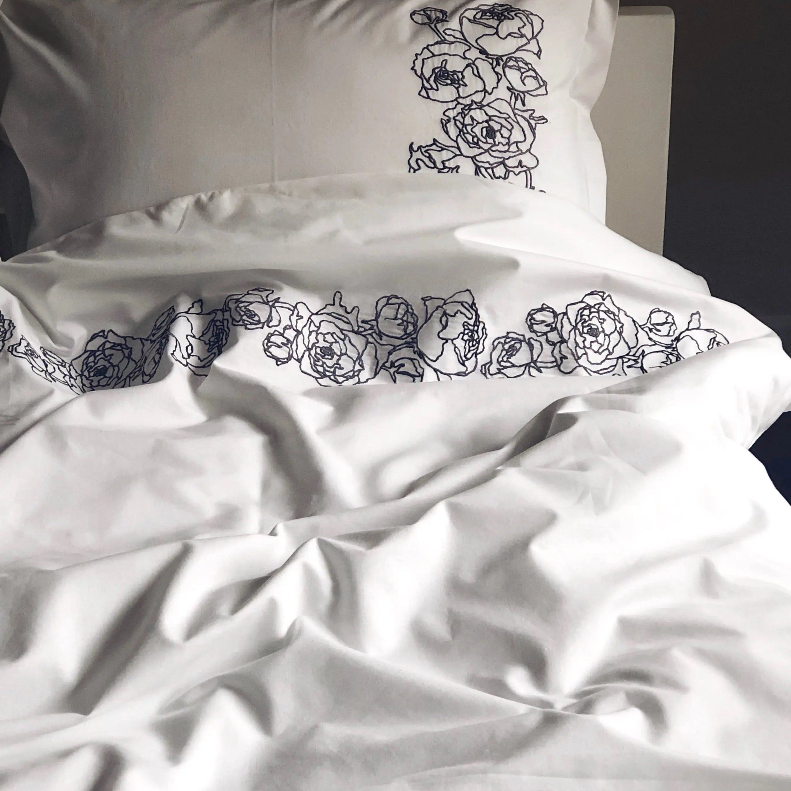 Pościel satynowa haftowana z merceryzowanej bawełny tureckiej 140 g/m² – biała z szarym haftem piwonii | Kolekcja Haftowana Wivanco Bedding