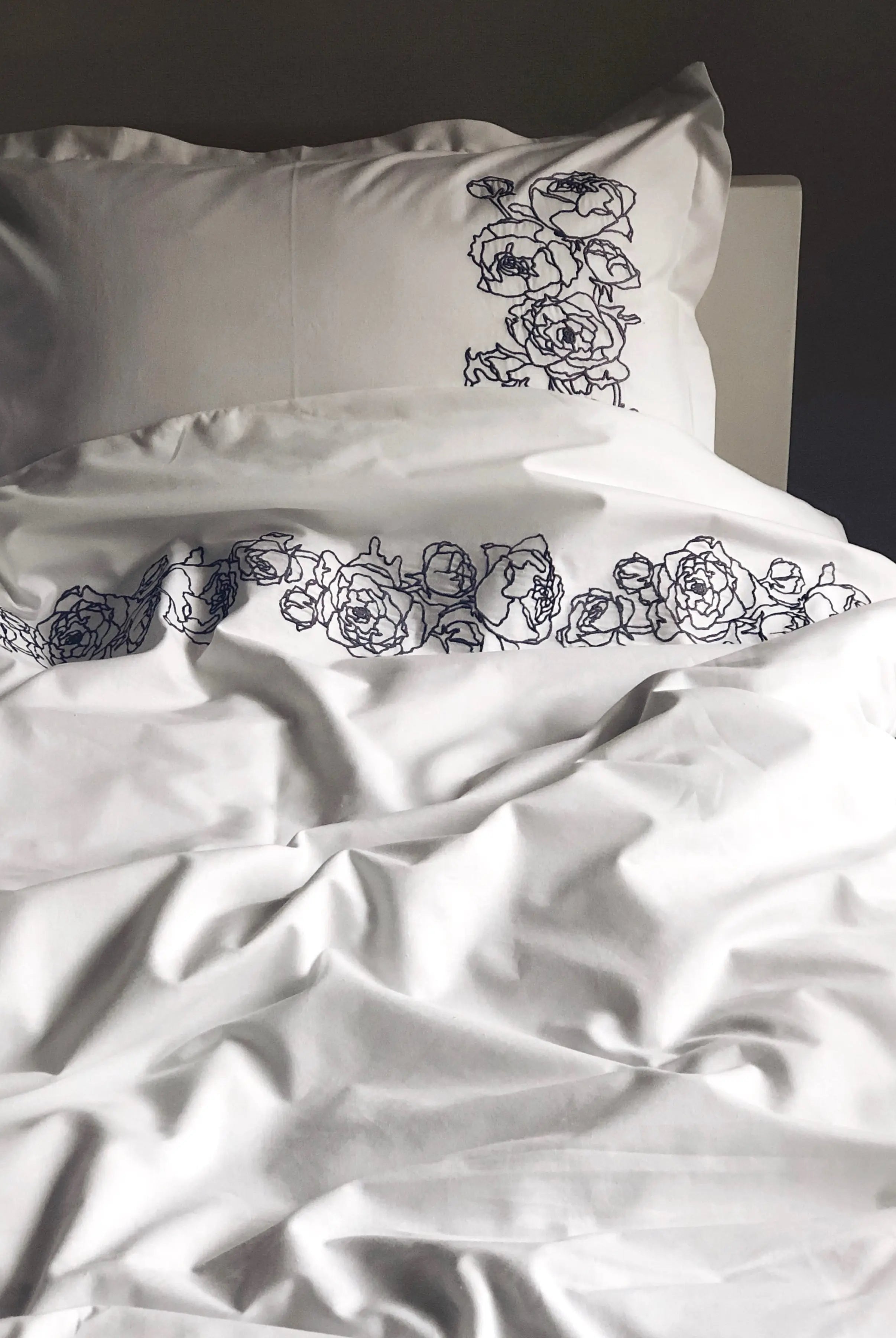 Pościel satynowa haftowana z merceryzowanej bawełny tureckiej 140 g/m² – biała z szarym haftem piwonii | Kolekcja Haftowana Wivanco Bedding