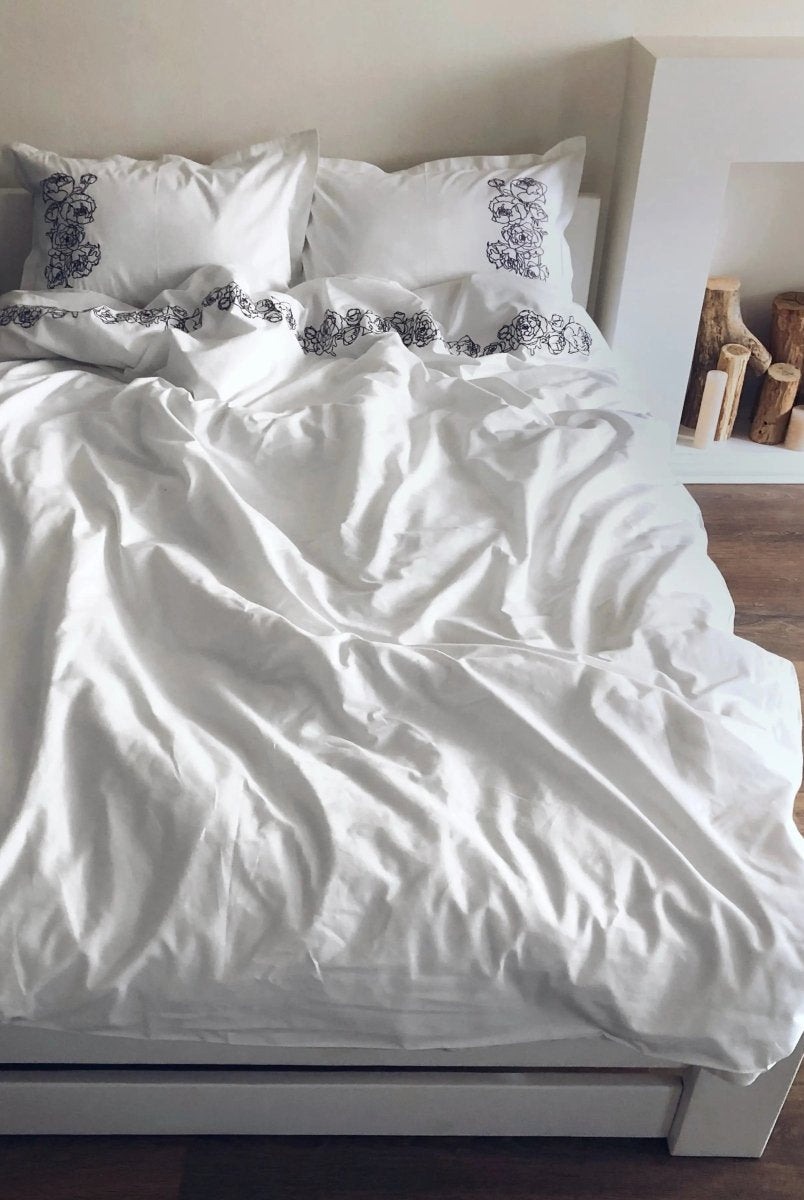 Pościel satynowa haftowana z merceryzowanej bawełny tureckiej 140 g/m² – biała z szarym haftem piwonii | Kolekcja Haftowana Wivanco Bedding