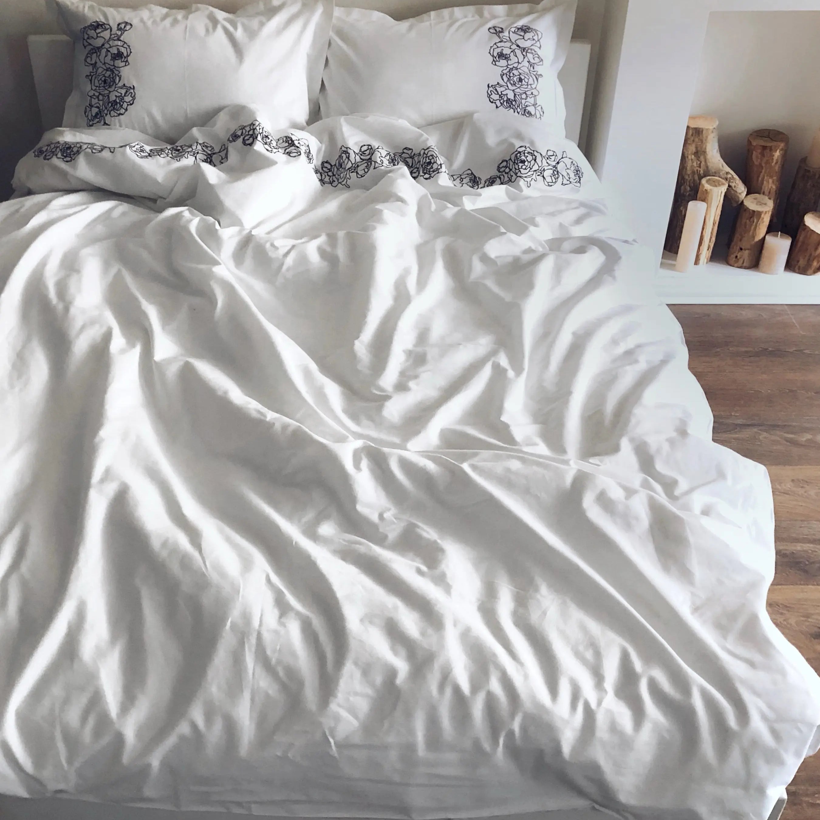 Pościel satynowa haftowana z merceryzowanej bawełny tureckiej 140 g/m² – biała z szarym haftem piwonii | Kolekcja Haftowana Wivanco Bedding