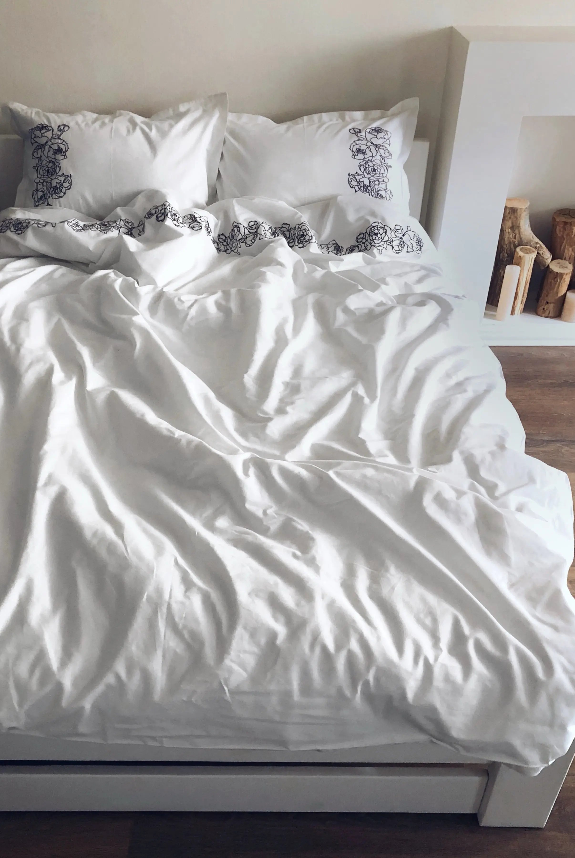 Pościel satynowa haftowana z merceryzowanej bawełny tureckiej 140 g/m² – biała z szarym haftem piwonii | Kolekcja Haftowana Wivanco Bedding