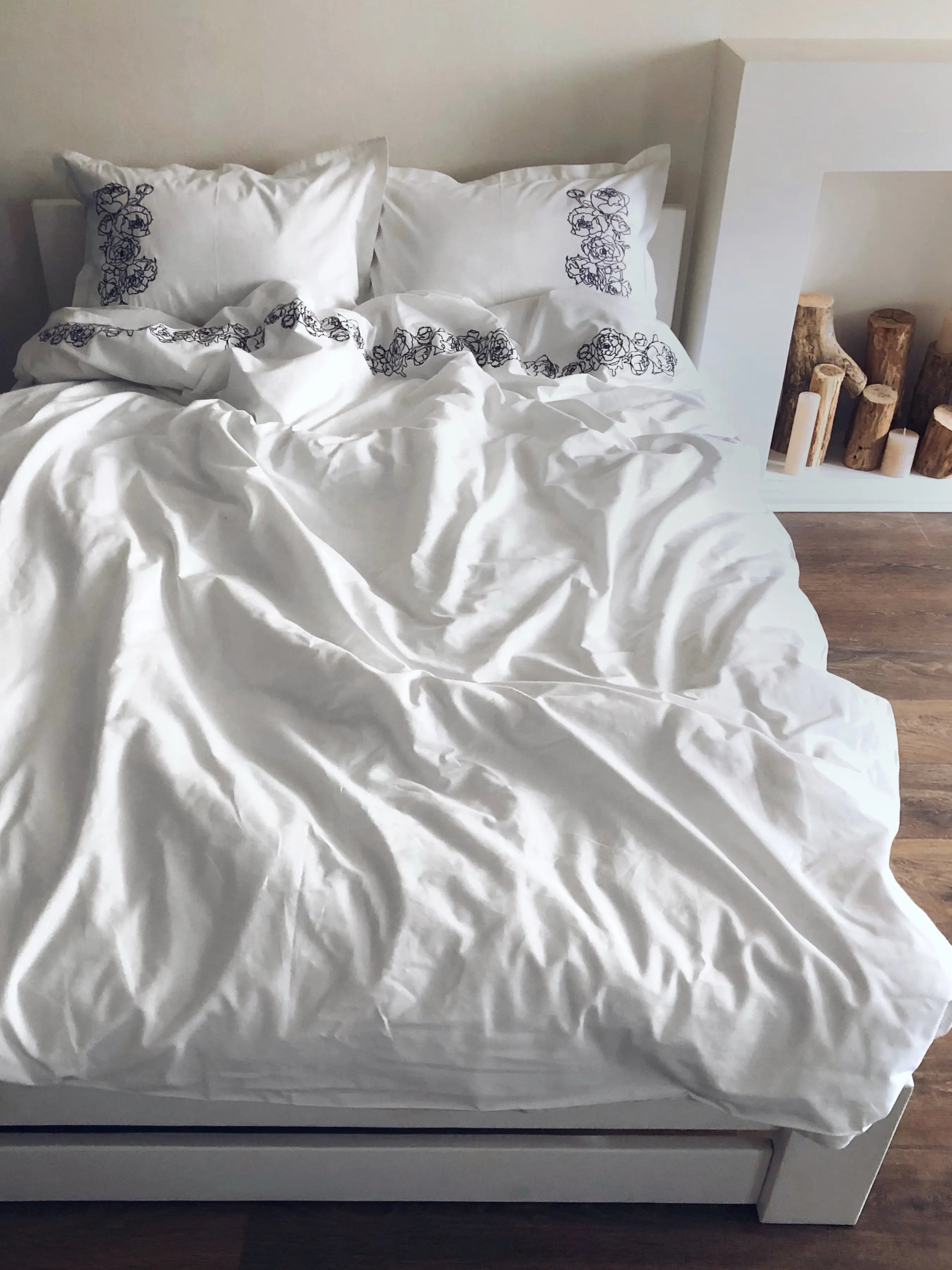 Pościel satynowa haftowana z merceryzowanej bawełny tureckiej 140 g/m² – biała z szarym haftem piwonii | Kolekcja Haftowana Wivanco Bedding