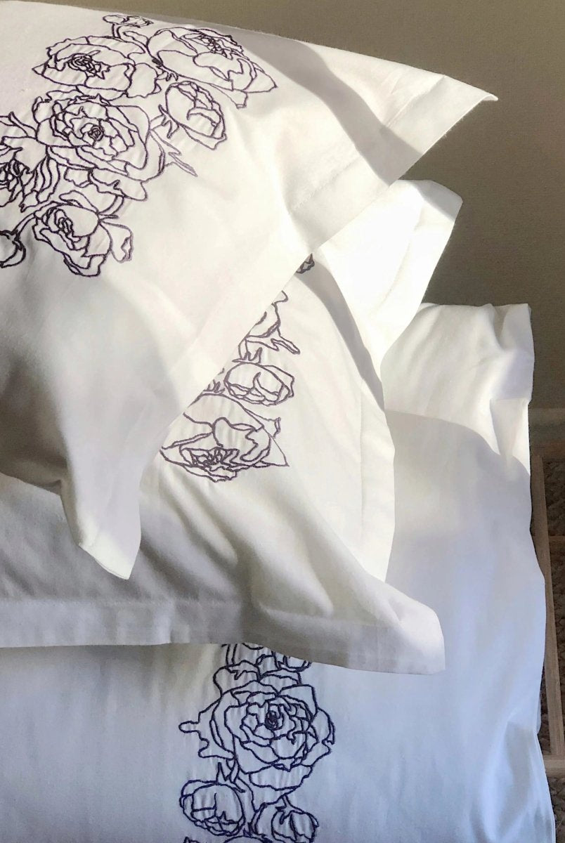 Pościel satynowa haftowana z merceryzowanej bawełny tureckiej 140 g/m² – biała z szarym haftem piwonii | Kolekcja Haftowana Wivanco Bedding