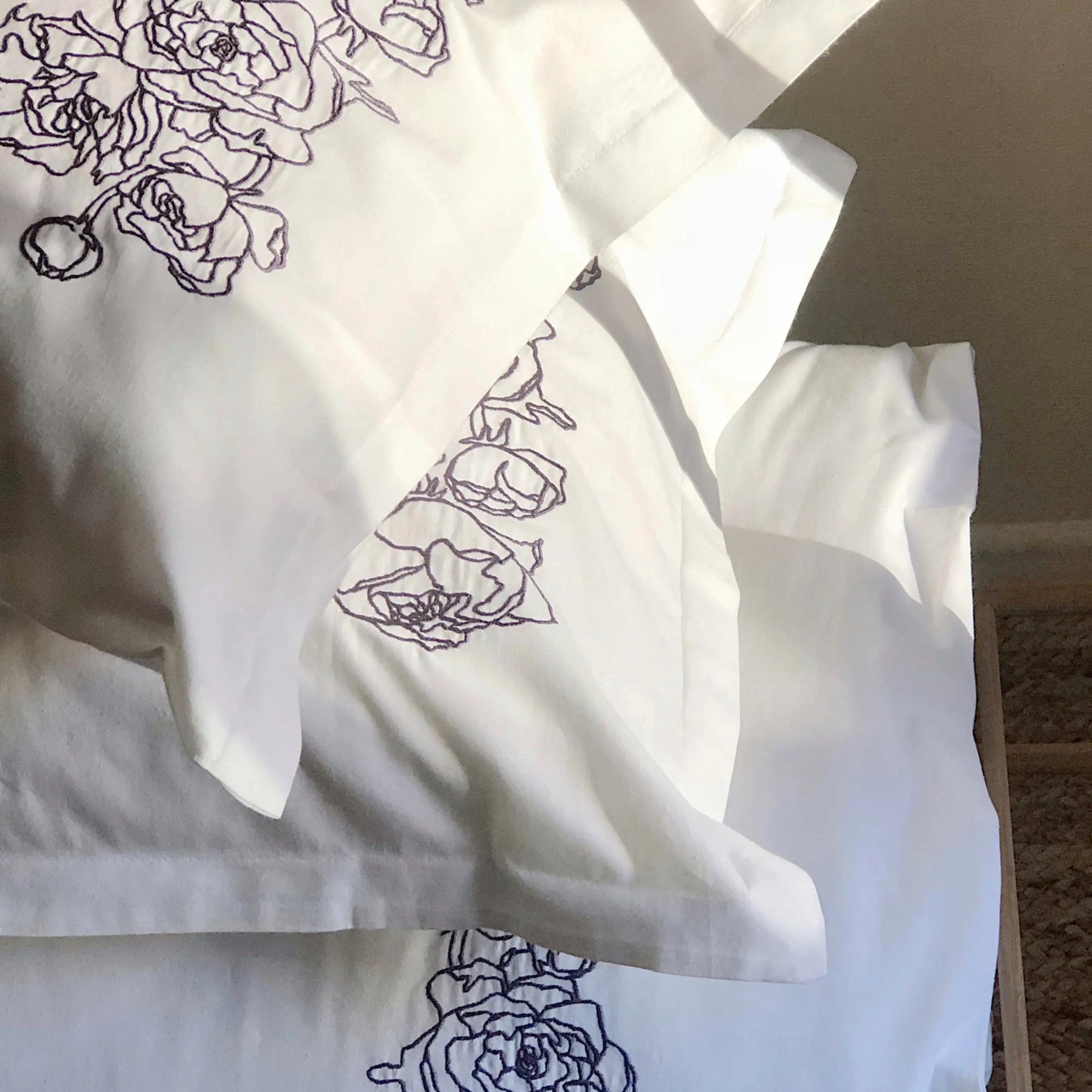 Pościel satynowa haftowana z merceryzowanej bawełny tureckiej 140 g/m² – biała z szarym haftem piwonii | Kolekcja Haftowana Wivanco Bedding