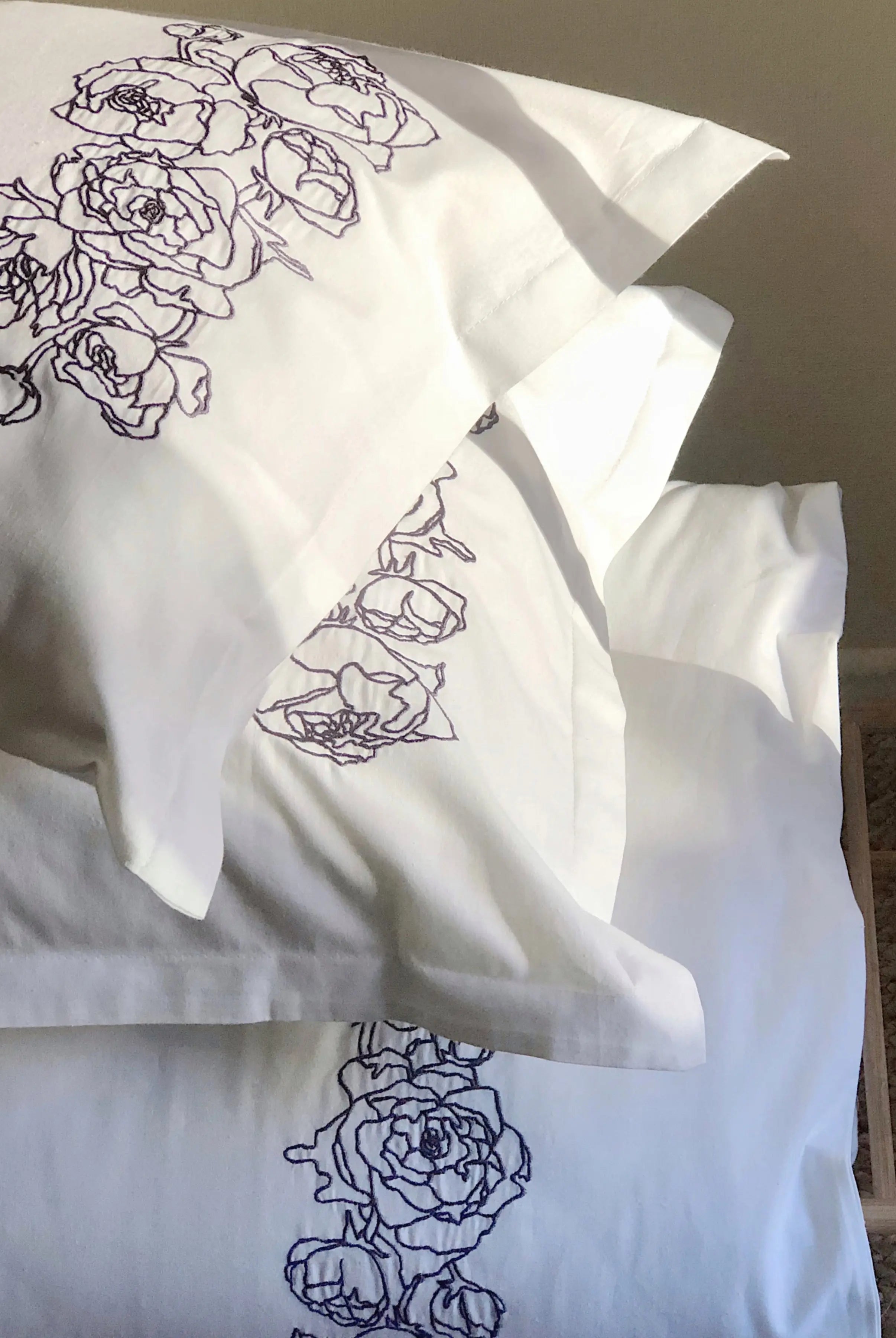 Pościel satynowa haftowana z merceryzowanej bawełny tureckiej 140 g/m² – biała z szarym haftem piwonii | Kolekcja Haftowana Wivanco Bedding