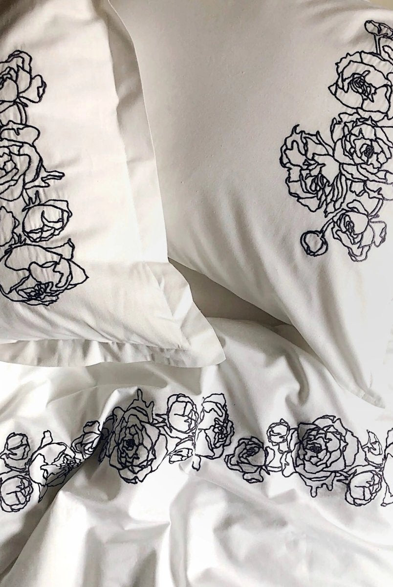 Pościel satynowa haftowana z merceryzowanej bawełny tureckiej 140 g/m² – biała z szarym haftem piwonii | Kolekcja Haftowana Wivanco Bedding