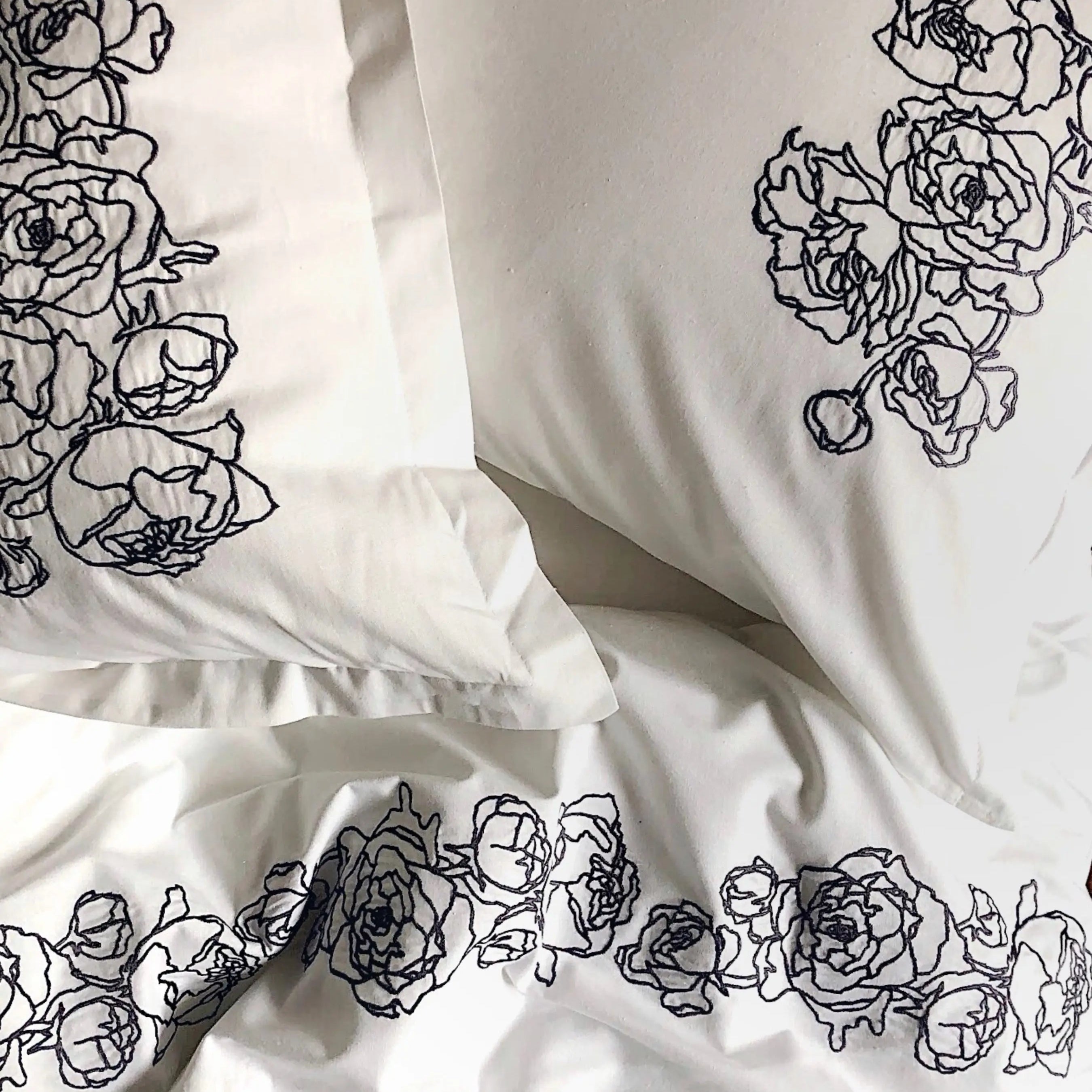 Pościel satynowa haftowana z merceryzowanej bawełny tureckiej 140 g/m² – biała z szarym haftem piwonii | Kolekcja Haftowana Wivanco Bedding