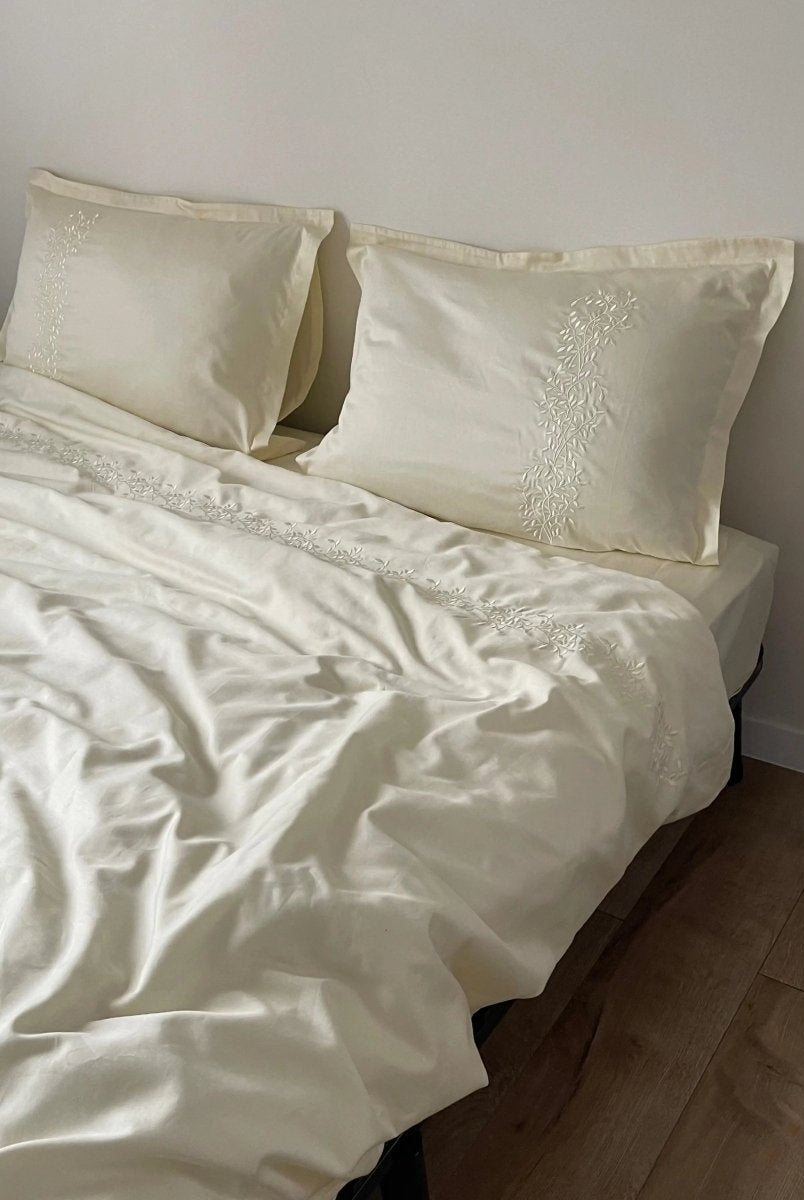 Pościel satynowa haftowana z merceryzowanej bawełny tureckiej 140 g/m² – ecru z haftem gałązek | Kolekcja Haftowana Wivanco Bedding