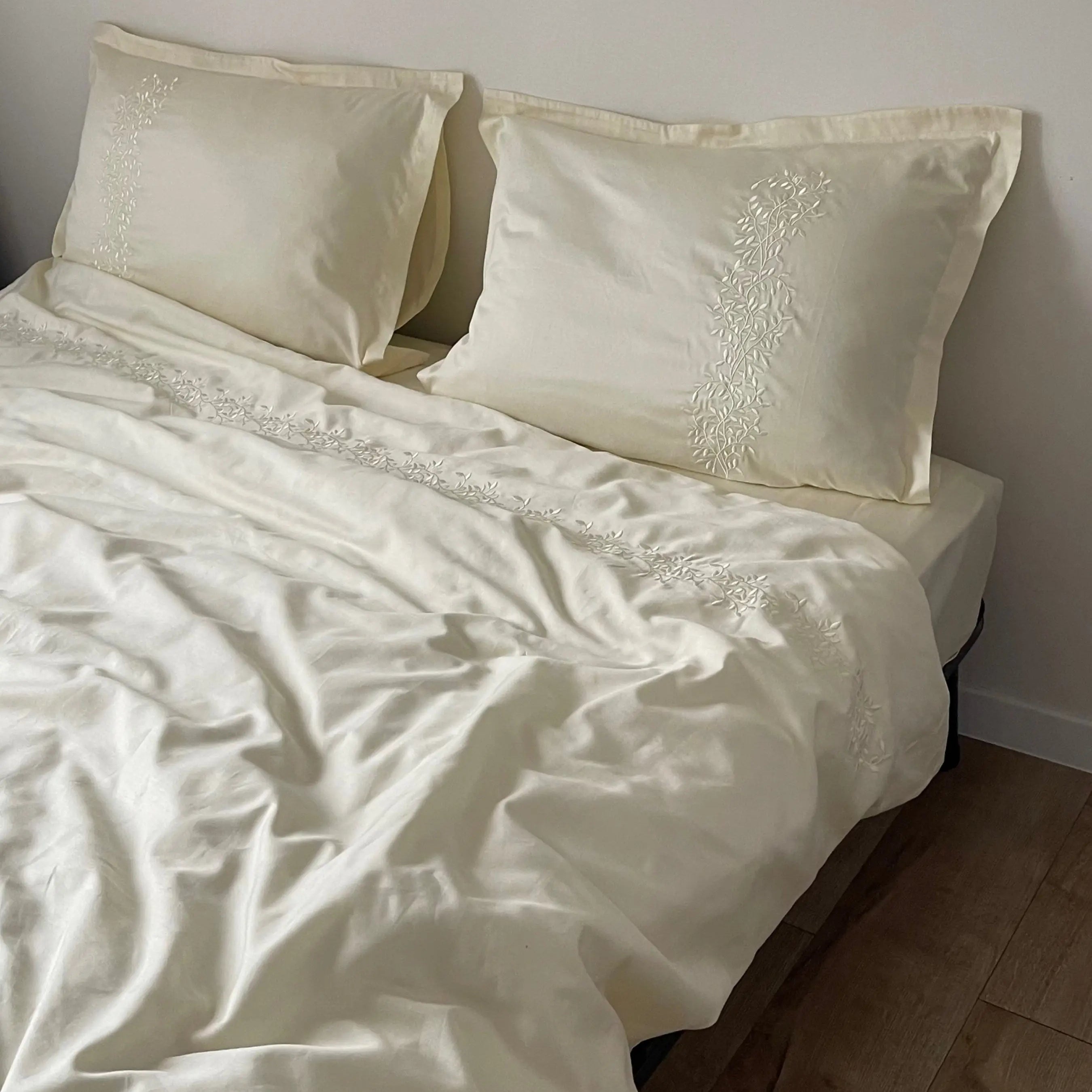 Pościel satynowa haftowana z merceryzowanej bawełny tureckiej 140 g/m² – ecru z haftem gałązek | Kolekcja Haftowana Wivanco Bedding