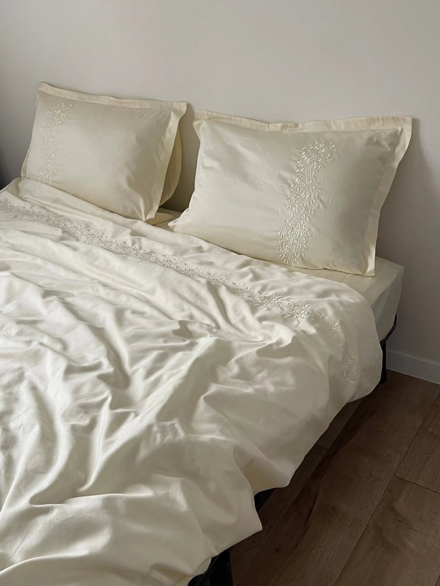 Pościel satynowa haftowana z merceryzowanej bawełny tureckiej 140 g/m² – ecru z haftem gałązek | Kolekcja Haftowana Wivanco Bedding