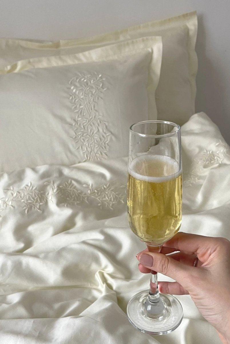 Pościel satynowa haftowana z merceryzowanej bawełny tureckiej 140 g/m² – ecru z haftem gałązek | Kolekcja Haftowana Wivanco Bedding