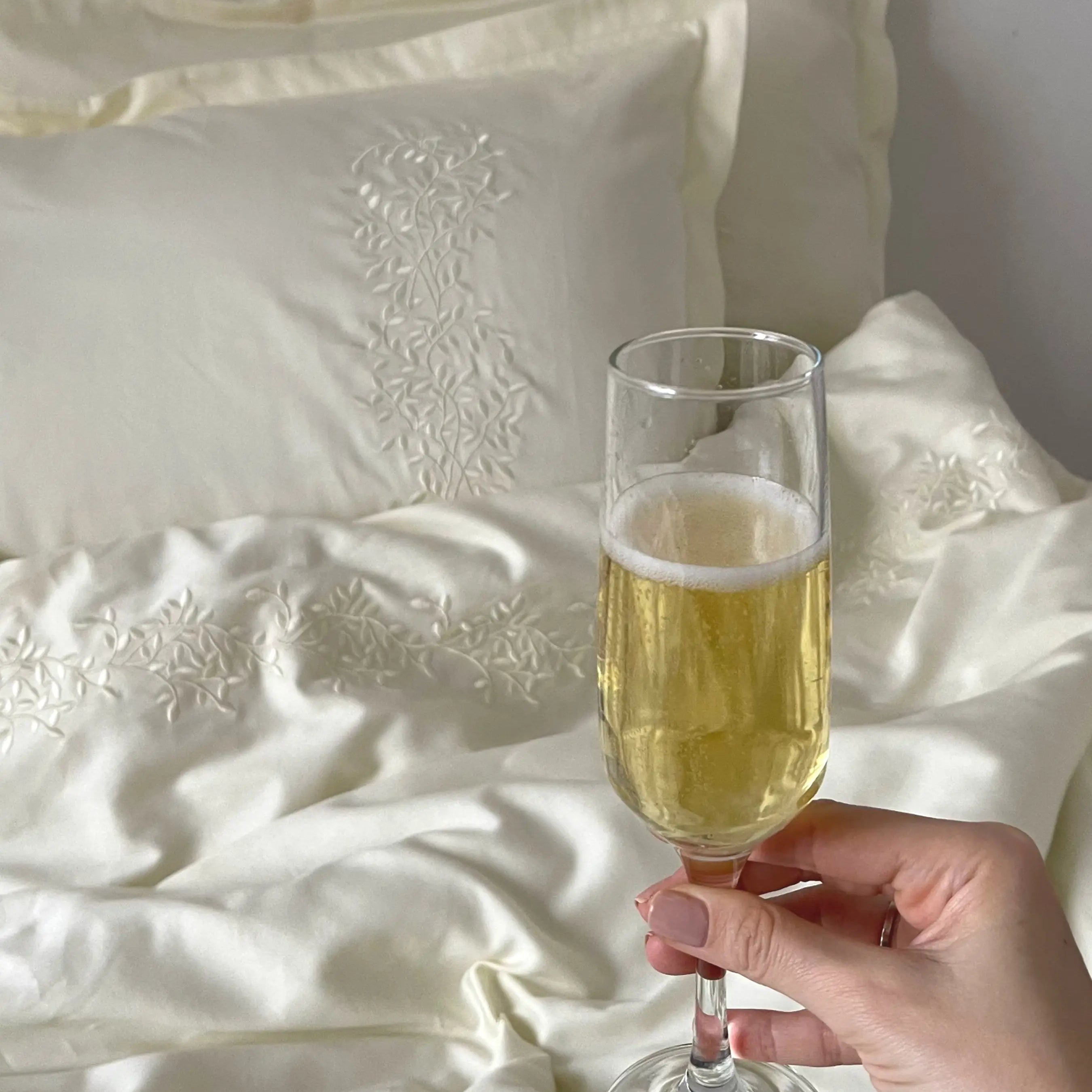 Pościel satynowa haftowana z merceryzowanej bawełny tureckiej 140 g/m² – ecru z haftem gałązek | Kolekcja Haftowana Wivanco Bedding