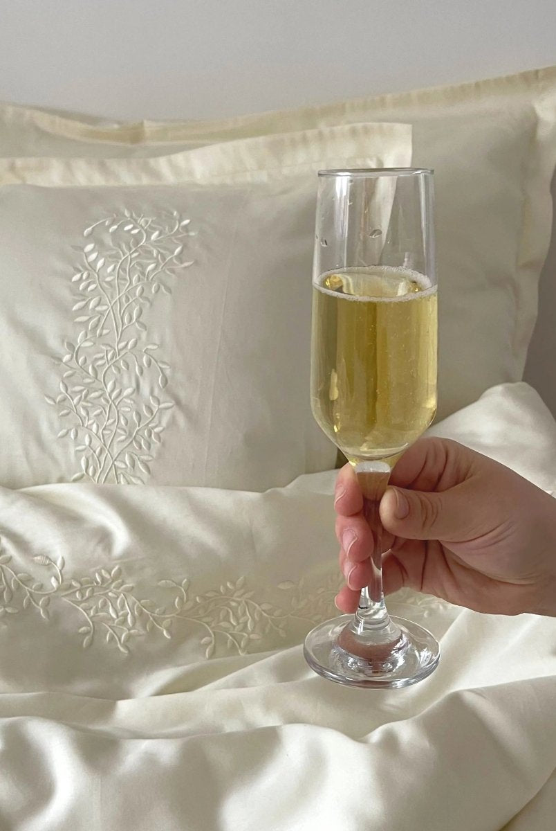 Pościel satynowa haftowana z merceryzowanej bawełny tureckiej 140 g/m² – ecru z haftem gałązek | Kolekcja Haftowana Wivanco Bedding