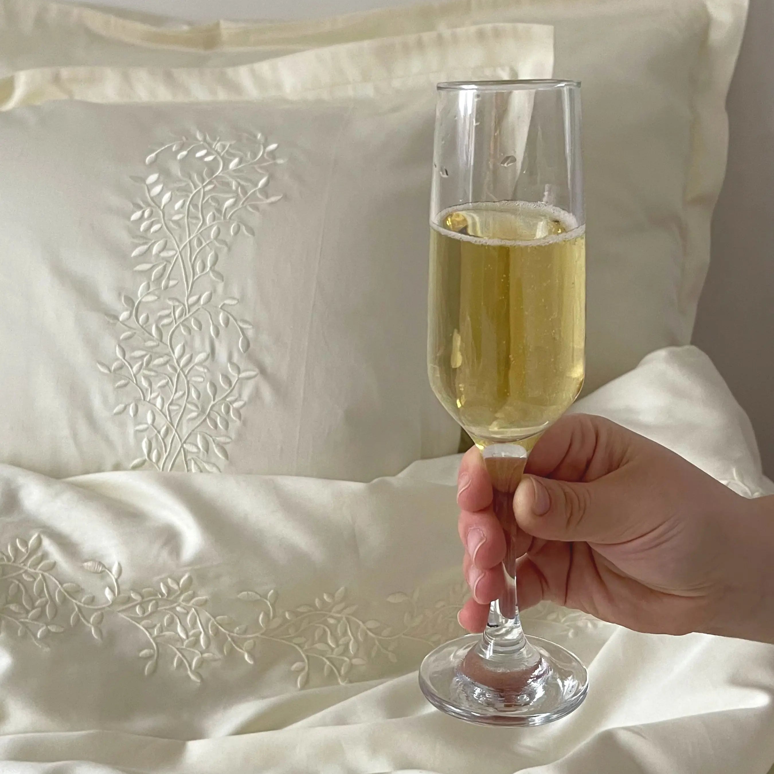 Pościel satynowa haftowana z merceryzowanej bawełny tureckiej 140 g/m² – ecru z haftem gałązek | Kolekcja Haftowana Wivanco Bedding